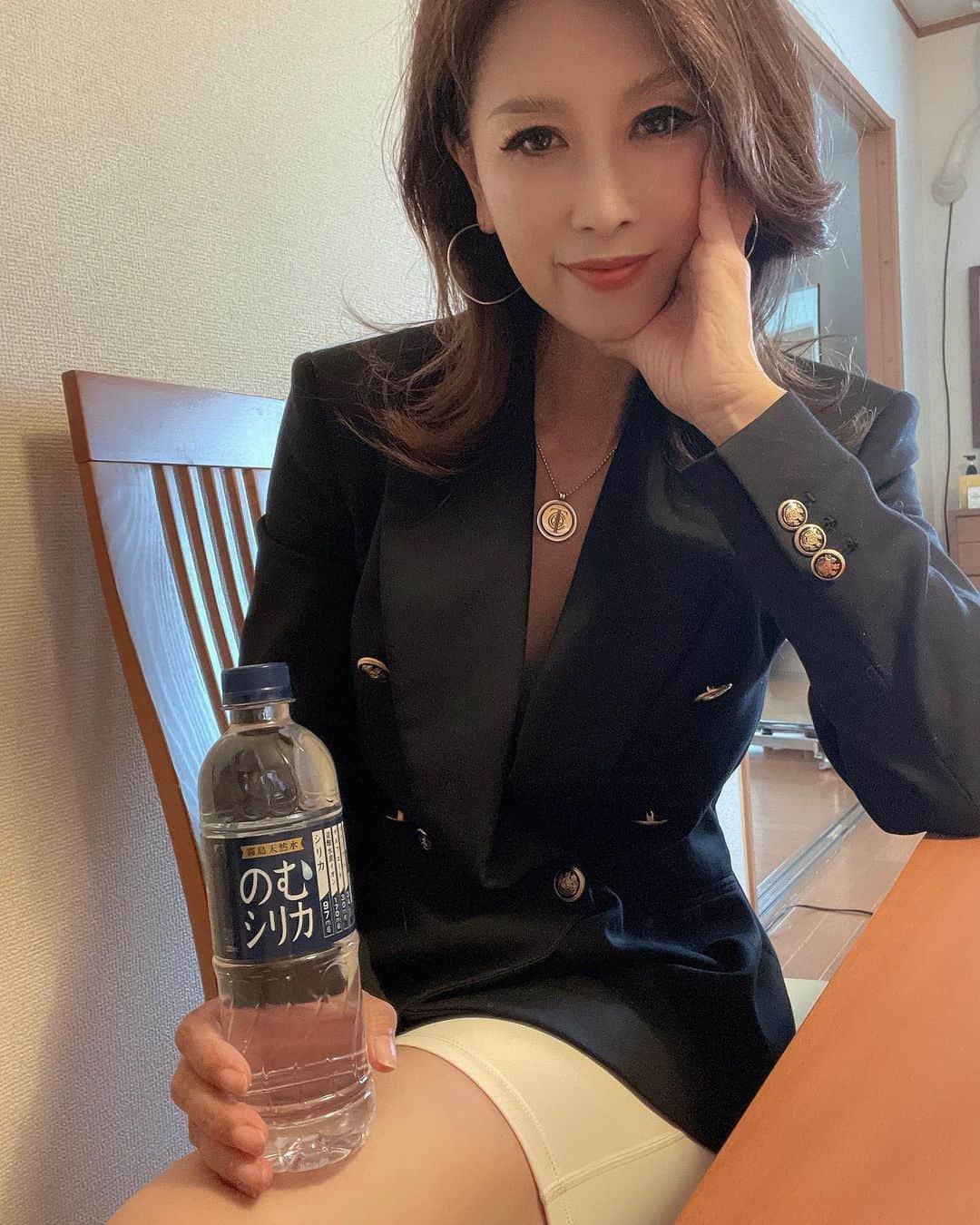 のインスタグラム：「私が必ずやってるのは  毎日水をたくさん飲むこと。 代謝アップには必須です。  わたしたち世代は とくに。 代謝低下が止まらず いろんな 病気ひきだすから 気をつけたい。  のむシリカは、 中硬水なのに柔らかくて飲みやすいし 代謝がよくなり デトックス効果があるから 肌の調子が良くなるよ 私は解毒されてる気がするもん  そして飲み始めて お腹がスッキリしてきたよ  いま20%OFF 二箱で送料無料になります。  水は良い  そして飲むなら 品質にこだわりたい  『のむシリカ』 ＠nomusilica_official  持ってる人みると  お主やるな  と思う私笑笑  #シリカ#シリカ水#のむシリカ#supported#デトックス#ダイエット #美肌」