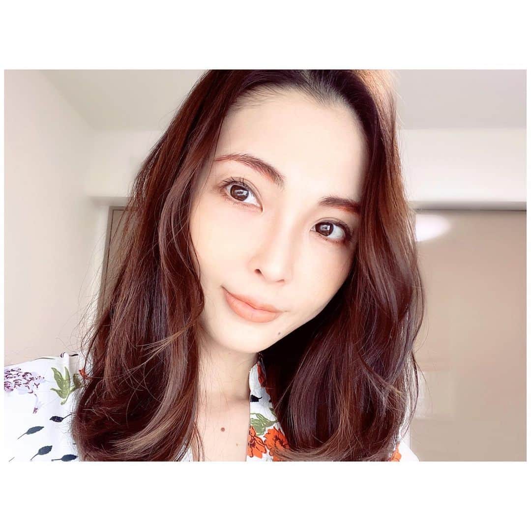 のインスタグラム：「この後20時公開のYouTubeはメイク紹介。  Celvoke @celvoke.jp 縛りで2パターンのメイクをしてみました。  ネイルも可愛いのでぜひ観てね。  #YouTube #makeup #celvoke」