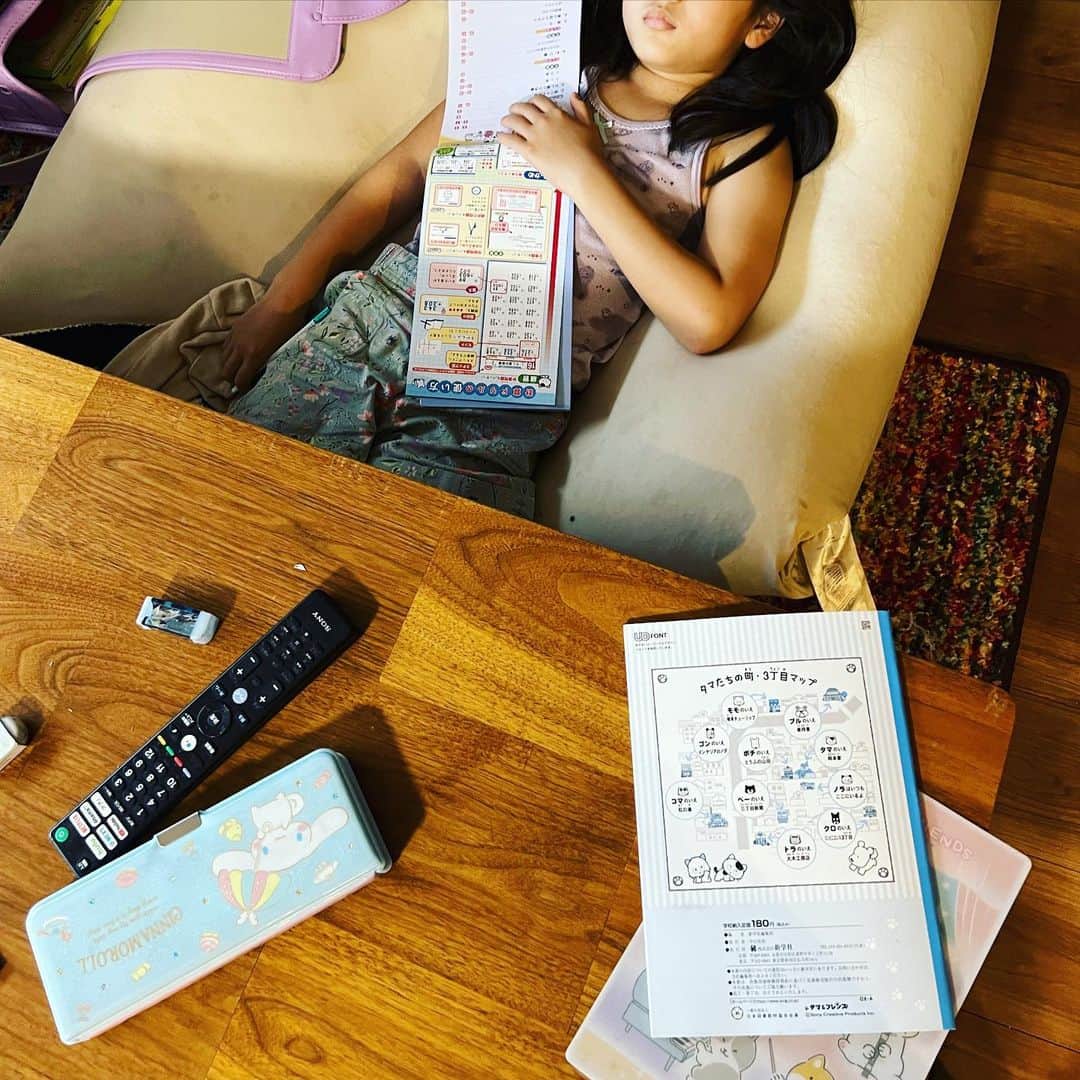西山茉希さんのインスタグラム写真 - (西山茉希Instagram)「宿題と闘っていたはずの彼女は、 闘うことをやめて眠りについた。 らしい。。。  #宿題ハグ #眠れるリビングの少女  小学三年生。 お疲れ様です。 🍵」4月27日 19時28分 - maki.nshiyama50