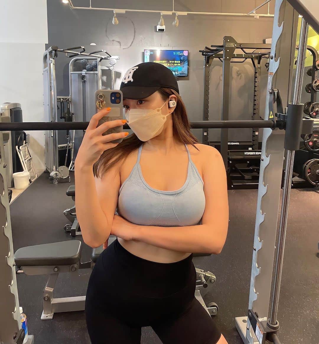 石田みかのインスタグラム：「work out . . 1ヶ月ぶりだったけど、 やっぱり私には欠かせない習慣。 まだ重いもの持ったり腕とかは ひきつれ起こしてるから難しいけど ゆっくり始めていくよ😌✨ . . . #筋トレ女子  #フィットネスウェア  #japanesegirl #japanese #tokyo #日本女孩 #我的最愛」