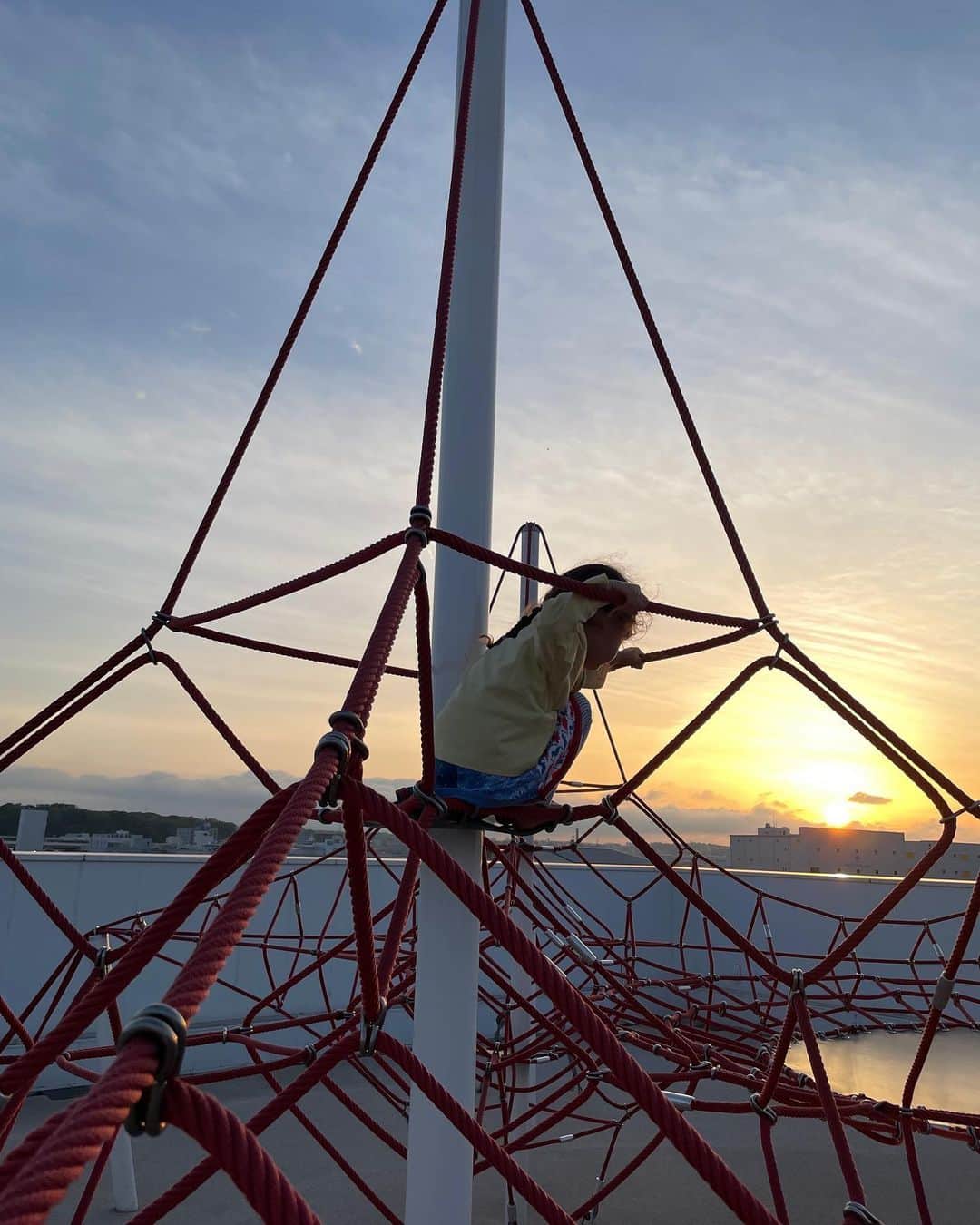 森泉さんのインスタグラム写真 - (森泉Instagram)「Enjoyed the sunset with my brave baby😍 #uniqlopark」4月27日 19時32分 - izumi.mori