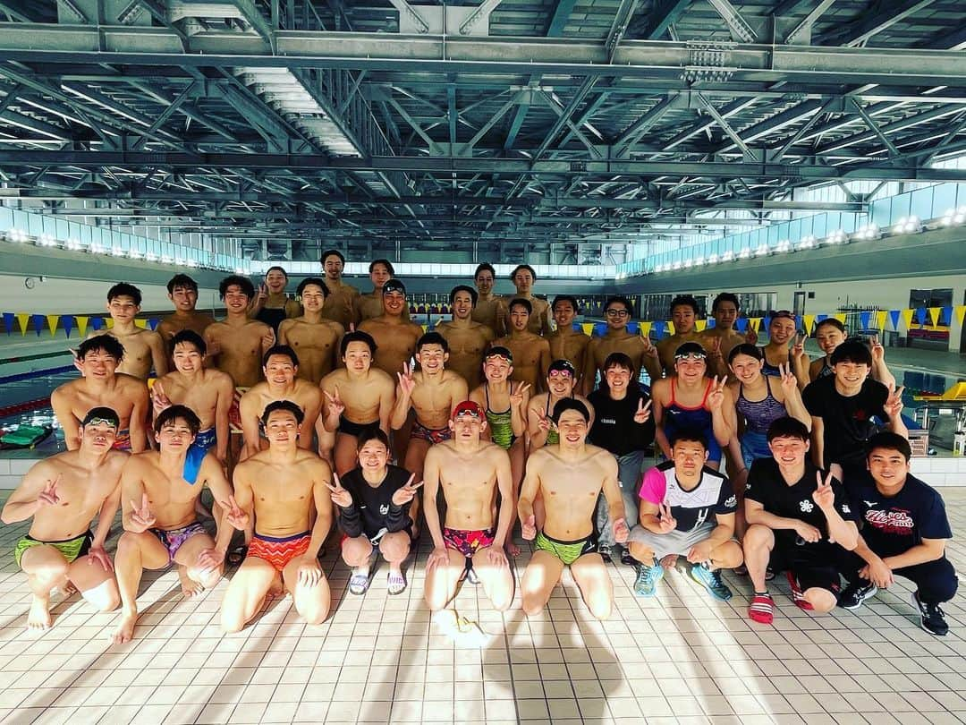 藤森太将さんのインスタグラム写真 - (藤森太将Instagram)「今回も沢山のご協力があり良い環境の中、練習を積む事が出来ました🙇‍♂️ いつも心良く受け入れて下さる福岡大学の皆さんには感謝です🙏また一緒に練習しましょう😁🤝  合宿中に巷で噂の『飲む 』あんこ。@the.ankoを、福岡が誇るスーパスター石橋千彰@goriakiの紹介で試飲させていただきました🙏 僕は『つぶあん』が後味もスッキリしていて練習の前にも後にも最中も口に残らず飲みやすかったです🫘 勿論、こしあん、しろあんも練習後の疲れた身体には沁みます🤤  明日から始まる日本選手権もあんこパワーで頑張れそうです🏊🏼‍♂️僕は30日(土)の200m個人メドレーに出場します。応援宜しくお願い致します🏊🏼‍♂️☑️  それにしても、糸島は素敵な所だった🌅 オフの日は自然に限りますね🐣 福岡行った際には博多に天神も良いですが『糸島』オススメです🏖  　　　〜Where there’s a will, there’s a way〜  #FUST #福岡大学水泳部 #theanko #cocotora  #インディバアクティブ #自分超え #speedo #speedojapan #swans #トゥイトゥイプンツク #sunset #糸島 #사랑의불시착 #世界で最も魅力的な小都市第3位 #皆様大変お世話になりました🙇‍♂️」4月27日 20時05分 - hiromasa_fujimori32