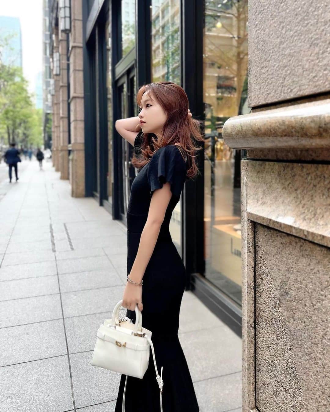 木田絵里香のインスタグラム：「. さっきのLIVEでみゆみゆがこのワンピのブルーを着てたよん🫐 . わたしはブラック選びがち🫰🏻 . #ワンピース#ロングワンピ」