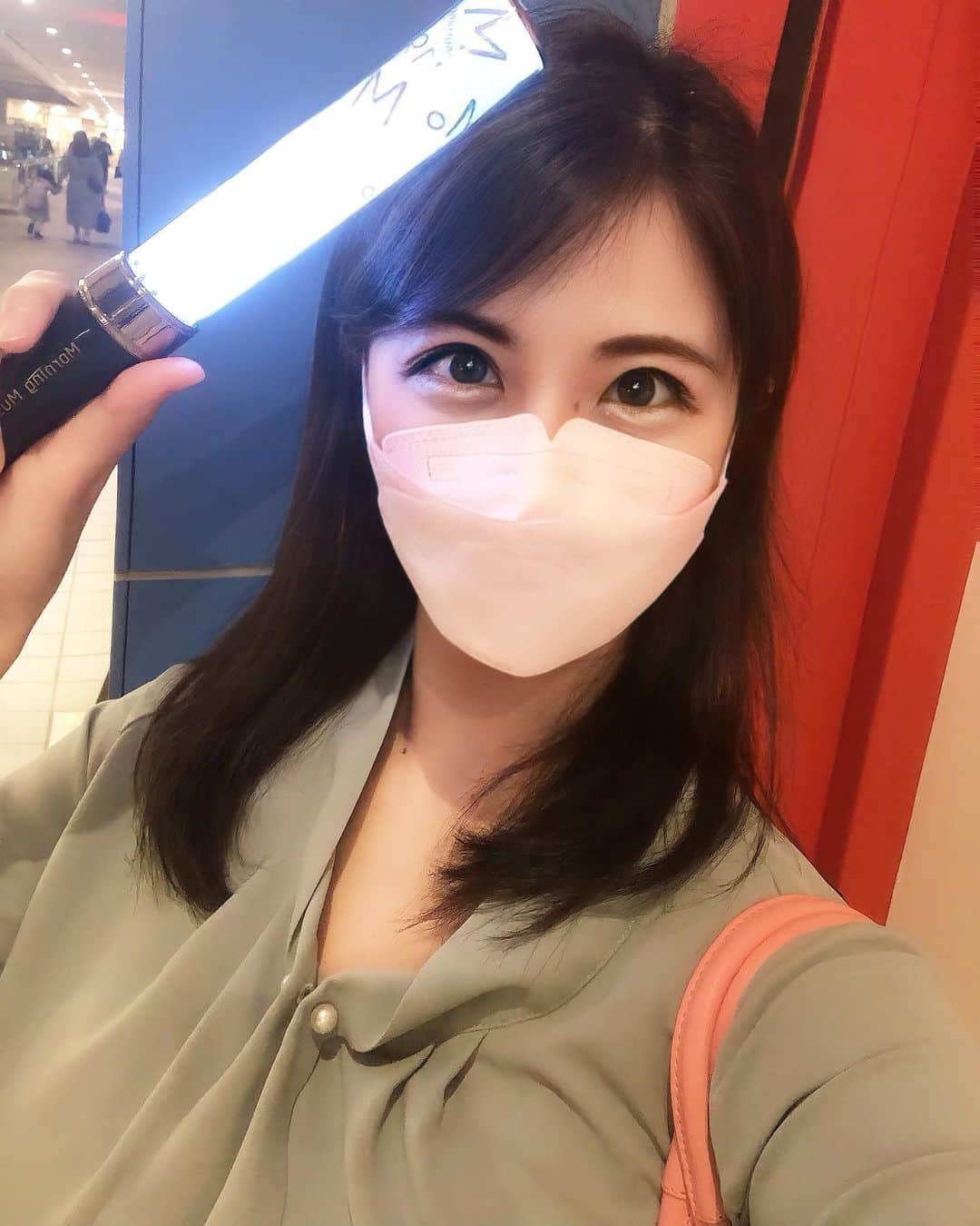 のインスタグラム：「田中れいな様/高橋愛ちゃん/夏焼雅ちゃんの新曲Live行ってきたよー💓💓  コロナでLive行けてなかったから 3人がキラキラしすぎてて最初泣きそうになったー😭😭  れいな様メンバーカラーがあるペンライト 弟に貸してて現役メンバーの使ったけど やっぱ色ちょっと違った🤣🤣(すみません)  3人の歌唱力が高すぎて圧倒されたーー🥰❤️❤️❤️ 口から音源どころかCD超えるのハロプロあるある🙌💓💓  新曲ばっかだったからオタクがみんな ペンラの振り方探り探りでめっちゃおもろかったー🤣🤣🤣(自分もww)  あーーかわいかった！！！！！！ また行くー！  #ハロプロ#ハロプロ好きな人と繋がりたい#田中れいな#高橋愛#夏焼雅#モーニング娘 #横浜ランドマークホール#横浜ランドマークタワー #横浜」