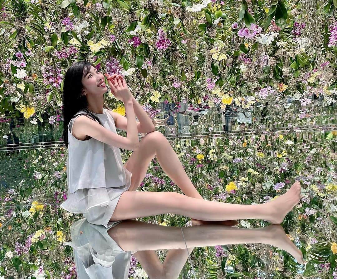 彦坂桜さんのインスタグラム写真 - (彦坂桜Instagram)「💐💐💐 なんて綺麗なのでしょう… 揺れ動くお花に囲まれてうっとり☺️🤍」4月27日 20時42分 - sakura10h