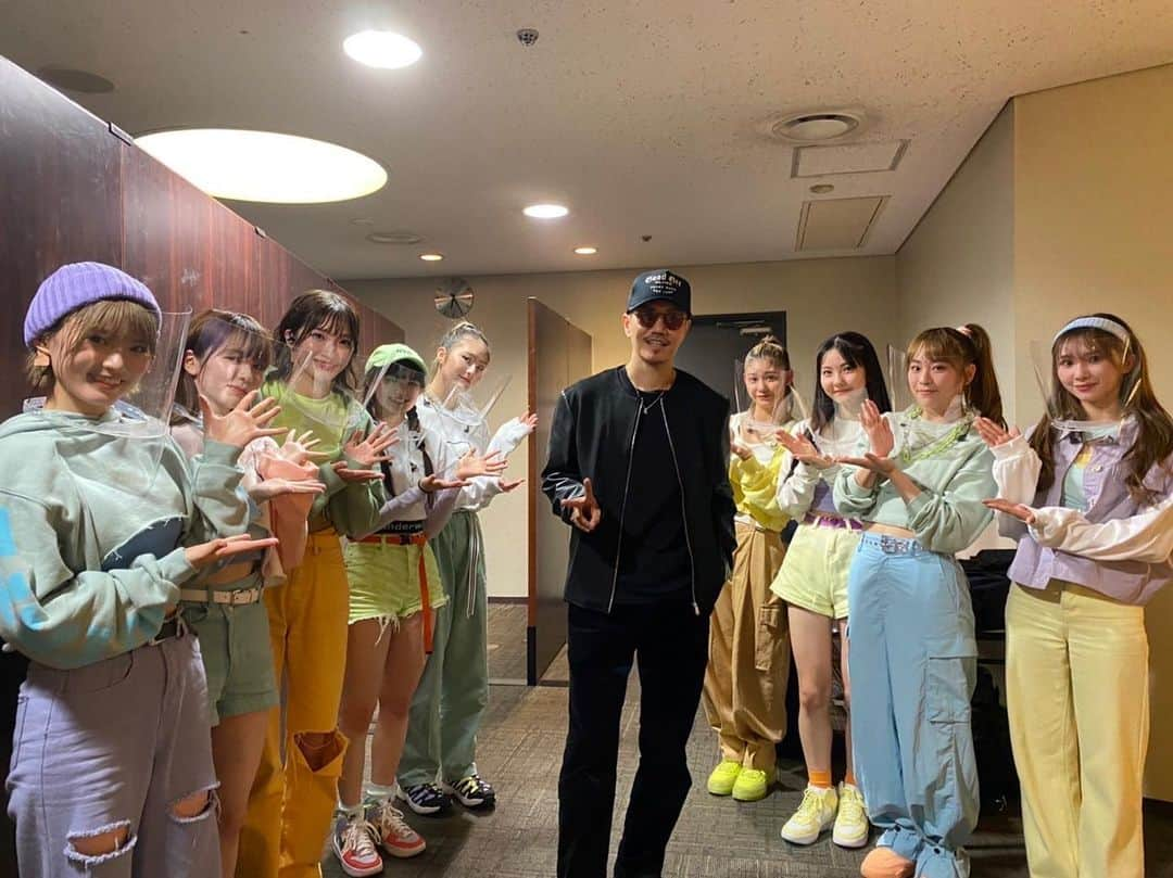 Girls²さんのインスタグラム写真 - (Girls²Instagram)「♡♡♡ 本日も『EXILE LIVE TOUR 2021 “RED PHOENIX”』のDREAM SPARKに出演させていただきました！ そして！出演後にEXILE ATSUSHIさんとお写真を撮らせていただきました✨  これからも上を目指して頑張っていきます👊🏻  ご覧いただいた皆様、2日間ありがとうございました💖  @exile_atsushi_official   #EXILE #REDPHOENIX #EXILEATSUSHI さん #Girls2 #ガールズガールズ #CmonNeoZipang #JugaJugaJungle #小田柚葉 #隅谷百花 #鶴屋美咲 #小川桜花  #増田來亜 #菱田未渚美 #山口綺羅 #原田都愛 #石井蘭」4月27日 20時39分 - girls2_official