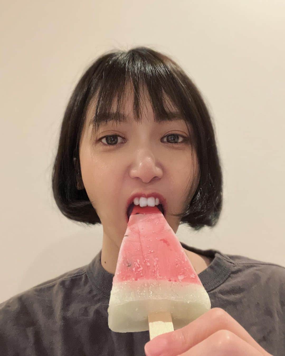 HIMIKOのインスタグラム：「暑くなってまいりました！ スイカバーを食べる この後、前歯がキーンとしみるヤツ〜   #スイカバー🍉  #なんちゅう顔」
