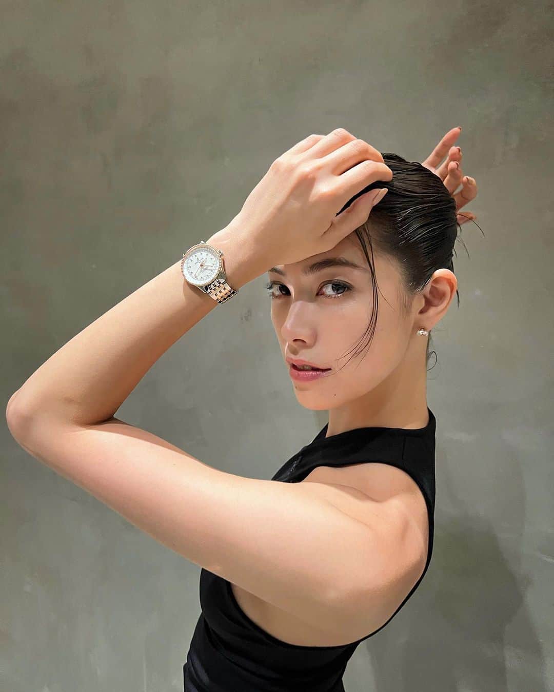 森星のインスタグラム：「Mother of Pearl🦪 @breitling Beautifully crafted watches.   Wearing @courreges  Styled by @rena_semba  Hair @tetsuyayamakata  Makeup @mari11pp」