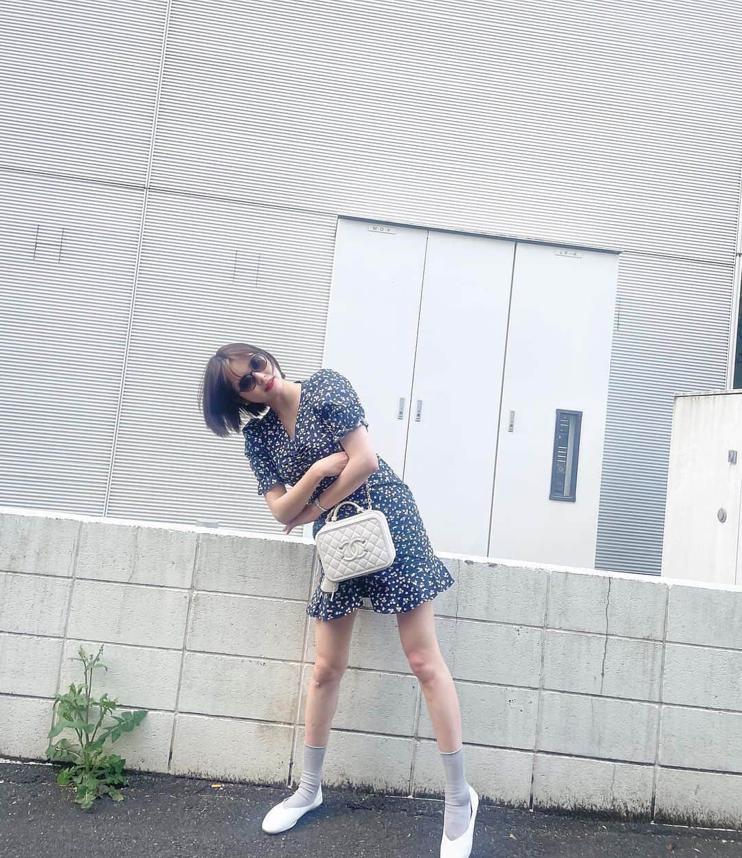 のインスタグラム：「こういう形のワンピースが大好きです😎👗💙」