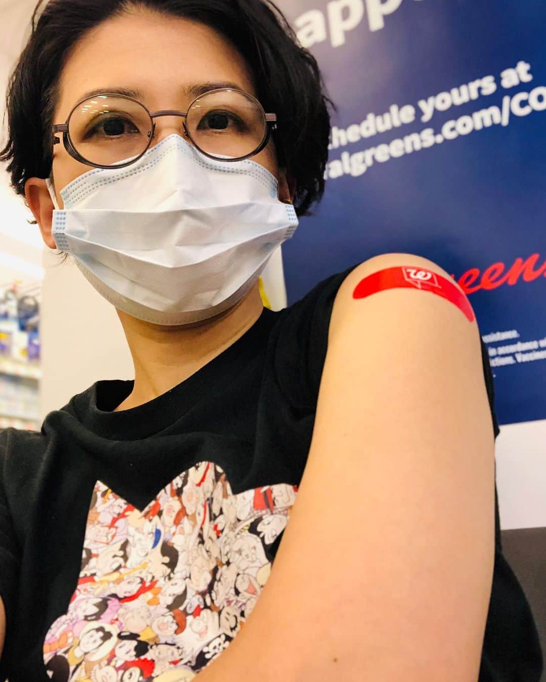 のインスタグラム：「I gonna be the last person who wears a mask in this city… even after the booster dose (finally!) #astroboy #osamutezuka #tezukaosamu  . 三回目接種のち副反応で数日寝込んで復活。NYCもう屋外では誰もマスクしてない。してるとしてアジア系が多いしそれは昔からなので実質「元通り」。東京に半年いた身としてはビビるけど経済回ってて結構なことです。 #鉄腕アトム #このTシャツに反応してくるの中高年ばかり」