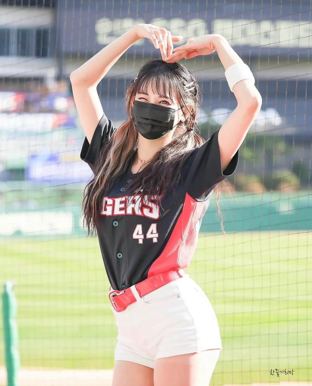 インスタ野球女子【公式アカウント】さんのインスタグラム写真 - (インスタ野球女子【公式アカウント】Instagram)「✩*॰¨̮ ・ ・ こんばんは😃 お隣韓国KBOリーグより#起亜タイガース女子 の#キムハンナ さんをご紹介させていただきます♡ ・ とっても美人さん🥰❤️・ @pink_hannaaa さんのアカウントも是非覗いてみてください✨* ・ インスタ野球女子ではプロ野球を観戦、応援している女性の方をRepostでご紹介させていただいています⚾* ・ みなさんも「#インスタ野球女子」をつけて投稿しよう！ 素敵な野球仲間が見つかるかも、、🙋！* ・ 素敵な投稿はリポストさせていただきます😘* ・ 次回もお楽しみに～～👋👋 ・ #kiatigers#起亜タイガース #kbo#韓国 #韓国プロ野球 #チア#チアリーダー #野球グッズ#キムハンナ #김한나 #치어리더 #기아타이거즈 #かわいい #可愛い#美人#美女#女の子 #korea#baseball#followｍe」4月27日 21時07分 - baseball_girl_89