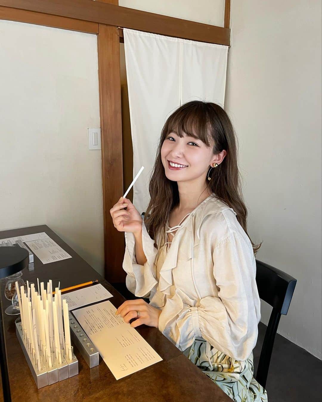 のインスタグラム：「楽しみにしていたオリジナルのホームフレグランス作り☺︎ @enso_osaji "kako -a scent-"で調香体験をしてきました！  30種類以上のシングルエッセンシャルオイルの中から好きな香りを好きなだけ選んで組み合わせ。  悩んでしまうかなーと思っていたけど、直感を大切にその時スーッと入ってくる香りのものを手に取るようにしていたら思ったより早く決まりました✨  選んだオイルを数滴づつ調香していき自分だけのオリジナルの香りをつくっていきます！心落ち着く、リラックスタイムにぴったりな香りが出来上がりました！  体験している様子や、どんな香りに仕上がったのかはYouTubeの"鎌倉VLOG編"にアップしたのでよかったら見てみてね♡  ルームフレグランスに、エッセンシャルオイル、おうちで沢山愛用できるのがたのしみ//寝る前にディフューザーにもいれたいな🌙  #enso #osaji #kamakura #youtube #vlog #鎌倉 #調香体験 #アロマ #エッセンシャルオイル #ルームフレグランス #香りのある暮らし #癒し」