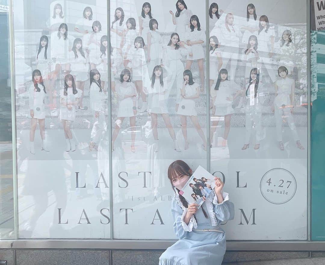 畑美紗起のインスタグラム：「ラストアイドル『ラストアルバム』リリース🕊🤍  そして、なんと、！ オリコンデイリーランキング1位🏅 ほんとうにありがとうございます🥹 みなさんのおかげです。。感無量  ラストアルバムはいままでの表題曲と素敵な新曲たちも 収録されています🫶🏻  リード曲の『僕たちは空を見る』 大切で心に沁みる曲なのでぜひサブスクでも MVでも聴いてほしいです🕊🤍🤍  わたしたち2期生が歌っている 『愛の答え合わせ』 めっちゃかっこいいです！！！！！ 恥ずかしながらソロもあって。聴いてほしい  あとは全員で歌ったバンドワゴン🎠 何回聴いても鳥肌立つ🥹  発売日ということで… 渋谷TSUTAYAさんタワーレコード渋谷店さん にお邪魔してきました🫶🏻🫶🏻  サインも書かせていただいたので ぜひ足を運んでみてね🥰  TSUTAYAさんには大きなわたしたちと そしてフリーペーパーにわたしいるのでゲットしてね🌸💐  みんな、ゲットしたよ！って報告など たくさんありがとう🤭うれしい💓💓💓 らぶです！  #ラストアイドル #ラストアルバム」