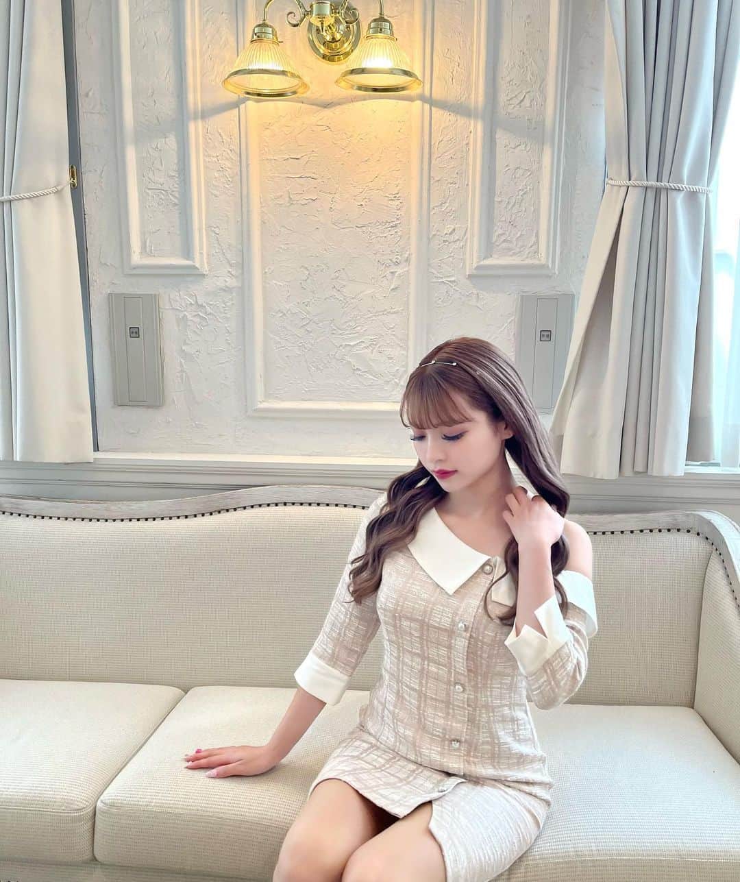 のインスタグラム：「. 美！！！シルエットワンピ👗💕 今日から予約販売開始しました💓 元々可愛いなぁと思って見てたんだけど 着たら隠して欲しいところ全部隠れてありがたいし、 めちゃくちゃ綺麗なシルエットに感動した🥹 デコルテの見え方ほんと好き👏🏻💕 ちなみに私はピンク推しです🎀 明日も撮影がんばりましょう♡」
