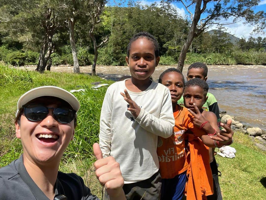 坂崎裕介さんのインスタグラム写真 - (坂崎裕介Instagram)「Kita pergi ke pulau Papua⛰ Aku kaget banget karena ga ada  WIFI dan light di street😱 dan juga Dibandingkan dengan pulau JAWA beda bangeeet😅   Hari ini kita sudah pergi ke sogokmo-WAMENA👍disini kita bertemu dengan anak2 lokal 😙 mereka lucu bangeeet😂🤣 foto bersama dan mengajarin bahasa jepang 😄pengalaman yang baik bangeeet🔥  AKU AKAN BERTUMBUH BERSAMA MEREKA🔥  SEMANGAT TERUS👍  #pulaupapua  #wasedaboys #melokalbersama」4月27日 21時40分 - skzk_yusuke