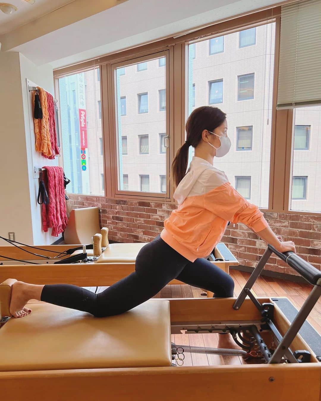 のインスタグラム：「、  ピラティス体験に行ってきた記録🧘🏼‍♀️  以前フォロワーさんにおすすめのピラティス教えてもらった中でも多かった @zenplace_official  2回目のピラティスはストレッチとトレーニングが同時にできてやはり大好き☺︎  ピラティスは、元々リハビリを目的に作られた身体と心のコントロール術だそう。  ゆっくりしっかり自分の身体と向き合うことができました🪐  骨盤や背骨など、骨格の癖や歪みを整えることって身体のバランスにも繋がるから本当大事。  インストラクターさんの指導もすごくわかりやすくて、楽しく体験できました🧘🏼‍♀️  いやぁ、これはわたしピラティスデビューしちゃうな💡  zenplaceは他店舗も利用できてオンライン受講もできるというかなり便利✨ ・ ・ ・ #zenplace #ピラティス #ヨガ　#zenplacepilates新宿　#ad  @zenplace_official」