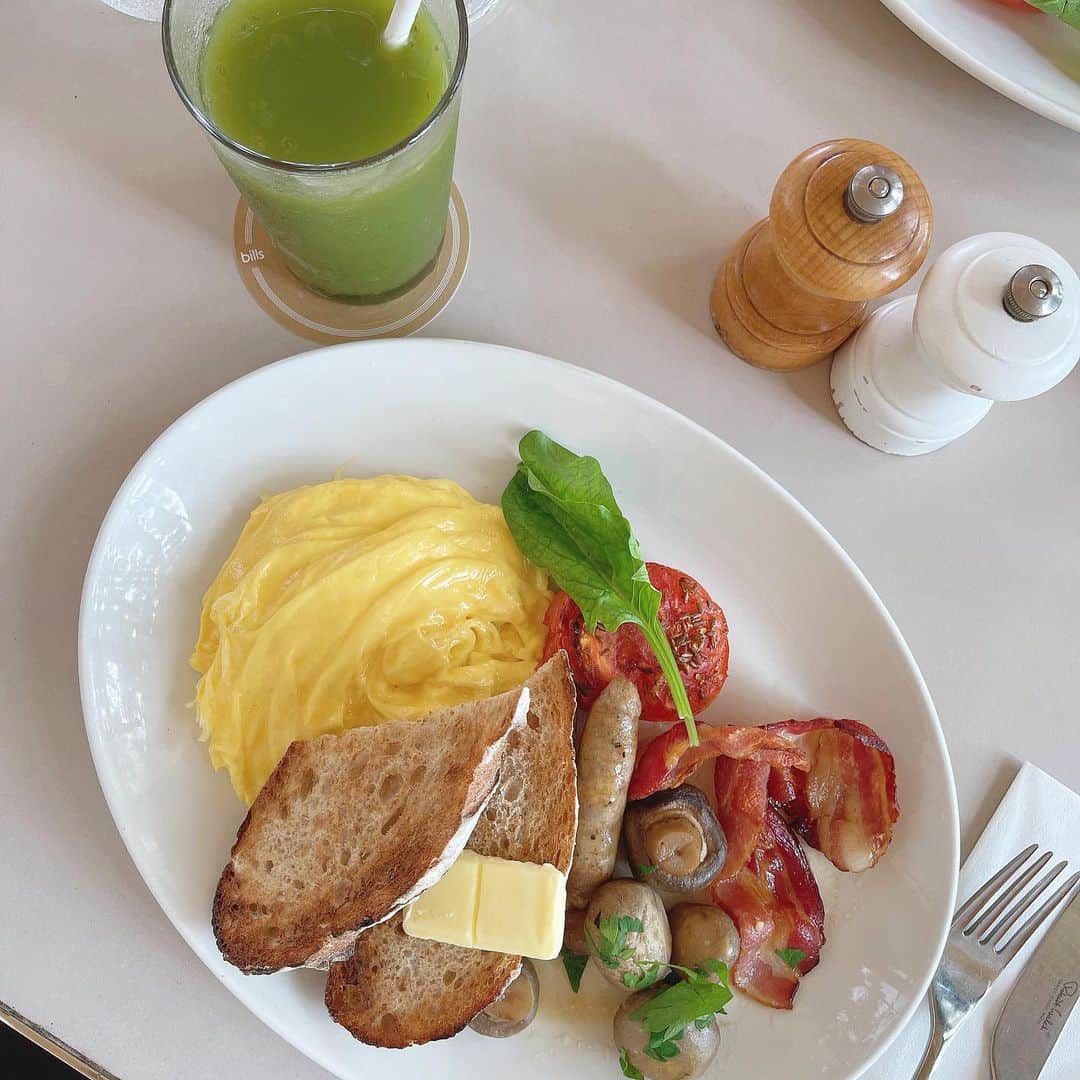 ひよんのインスタグラム：「🥣🥞  幸せ朝ごはんを食べた☺️💛 撮影おわりに❣️  @billsjapan   #ビルズ #モーニング #表参道カフェ」