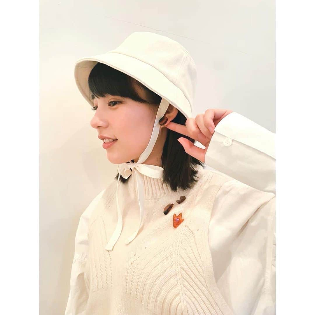 のん（能年玲奈）さんのインスタグラム写真 - (のん（能年玲奈）Instagram)「#くじのん 久慈でのんびり  私は白樺林でのんびりしたいなー。 べっぴんの湯が復活して本当に良かった！ 私もくじのん(久慈でのんびり)したい。 休息は大事だと改めて思う💐 今年は休みもしっかり取ると決めてるのです。 その間に買ってあるけど読めてない本とか、仕事以外で絵を描いたりとか、そういう風に自分を自由にさせる時間を作ろうと思ってます。 その中に、もちろん久慈でのんびりも入ってる！ 良いところだもの〜。  Stylist: @izumimachino  Hair&make: Shie Kanno」4月27日 22時29分 - non_kamo_ne