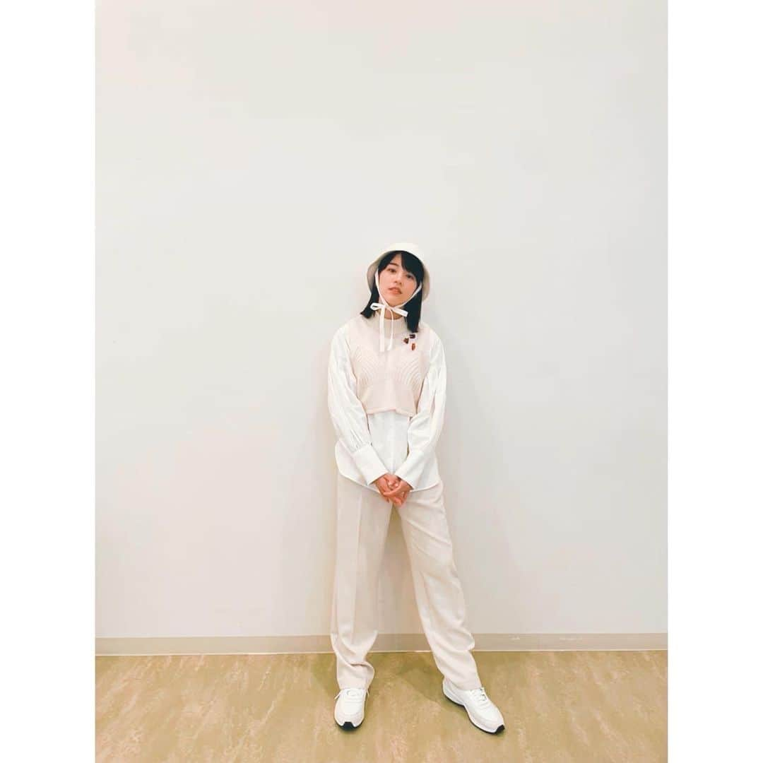 のん（能年玲奈）さんのインスタグラム写真 - (のん（能年玲奈）Instagram)「#くじのん 久慈でのんびり  私は白樺林でのんびりしたいなー。 べっぴんの湯が復活して本当に良かった！ 私もくじのん(久慈でのんびり)したい。 休息は大事だと改めて思う💐 今年は休みもしっかり取ると決めてるのです。 その間に買ってあるけど読めてない本とか、仕事以外で絵を描いたりとか、そういう風に自分を自由にさせる時間を作ろうと思ってます。 その中に、もちろん久慈でのんびりも入ってる！ 良いところだもの〜。  Stylist: @izumimachino  Hair&make: Shie Kanno」4月27日 22時29分 - non_kamo_ne