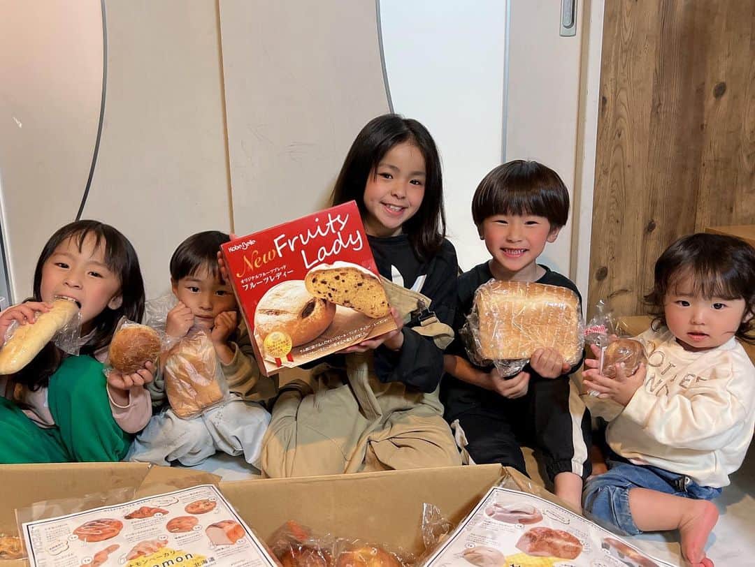 Kazukiのインスタグラム：「今月も楽しみにしていた めりぃなパンマニアが届きました🙌🥖🥐✨ • パン好き家族なので、全国各地の有名ベーカリーを 食べられるなんて幸せです🥰 • 『めりぃなパンマニア』はパンの定期配送サービスで、 全国各地の厳選された有名ベーカリーが届けられます🥖🥪🥯✨ • 店頭では売り切れ必至のレアパンやオリジナルパンもセットに なっているので、他では出会えないパンが沢山あって 毎回箱を開けるのがすごく楽しみです💕💕 • • #パン好き#厳選#全国のパン#めりぃなパンマニア#めりぃさんのお店#定期配送#六男七女#15人大家族#漆山家#楽しみのひとつ」