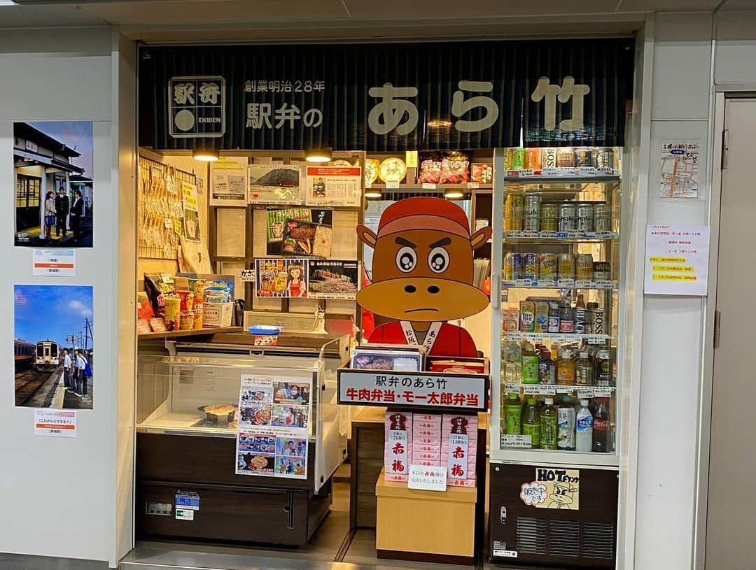 岩立沙穂さんのインスタグラム写真 - (岩立沙穂Instagram)「🐃 . 松阪では駅から歩いてすぐの #あら竹 さん本店へ行きました。  前にAKBINGO!で紹介したこともある#モー太郎弁当 ！ この日は出来立てのを食べることができたんです😋  ご飯の上にはたっぷりの黒毛和牛が。その赤身と脂身のバランスが絶妙だなぁと改めて食べて思いました✨ あと生姜がほんのり効いてて甘めの味付けだけどしつこくないんですよね。  フタの牛のお顔はとてもリアルだけどこれでも可愛くしたのよと社長のぴーちゃんから誕生秘話も聞けて、そもそもやっとお会いすることができて嬉しかったです♪  そして帰りにお土産として #松阪でアッツアツ牛めしに出会う‼︎ までいただいてしまいました😍  これも好きなのよー！！ 紐を引くと温まる仕様なので、お家に帰ってからも出来立てみたいな気持ちで食せる。最高。  蓋を開けるとお肉のいい香りが広がるんです🤤 この駅弁もお肉のボリュームがたっぷり。 こっちはニンニクがきいてます！  がっつりお肉が好きな方におすすめの2品でした💭  さて、ロケの最終地点だった松阪駅。 駅構内のあら竹さんの店舗を撮影して…帰京しました！  またお仕事でもプライベートでも美味しいものを求めて色んなところに行きたいです♡  . . #駅弁 #三重 #松阪 #黒毛和牛 #サンデージャーナル #旅ご飯 #旅のお供 #さっほーの駅弁備忘録」4月28日 0時23分 - saho_iwatate104