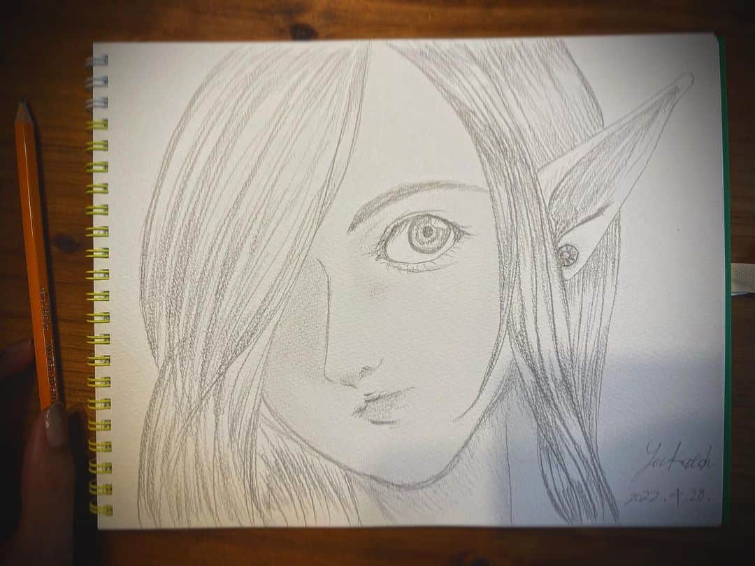 のインスタグラム：「.  真夜中の息抜き。  10分落書き、人間からエルフに変更🧝🏻‍♀️  #落書き #鉛筆画 #エルフ」