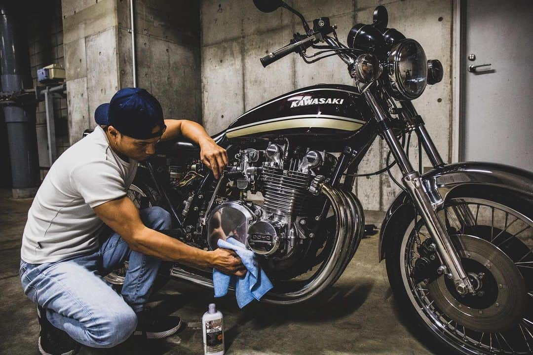 市原隼人さんのインスタグラム写真 - (市原隼人Instagram)「トレーニング後に、バイク磨き。 真っ黒な手の平は、トレーニングのタコと油の匂いで、完全に男の世界。  1人黙々と、磨き始めて何時間経過したかな…。 そんな時間が好きだ。  剥き出しの露骨な姿、たまらないね、Ｚに勝るものなし。 #トレーニング #バイク #磨き #男の世界」4月28日 1時57分 - hayato_ichihara