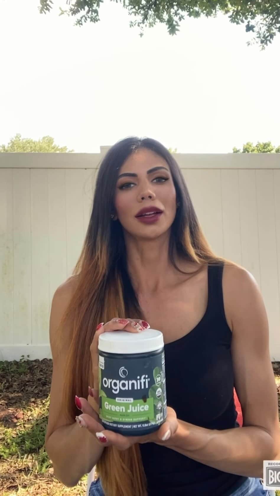 サミラ・ニコレットのインスタグラム：「Green Juice by @organifi Use the the link in my bio attached with my code - SHARMILA to get 20% off all products worldwide 💪🏻 #organifi #wellnessmadeeasy #healthy #organic   https://glnk.io/y7z/sharmila」