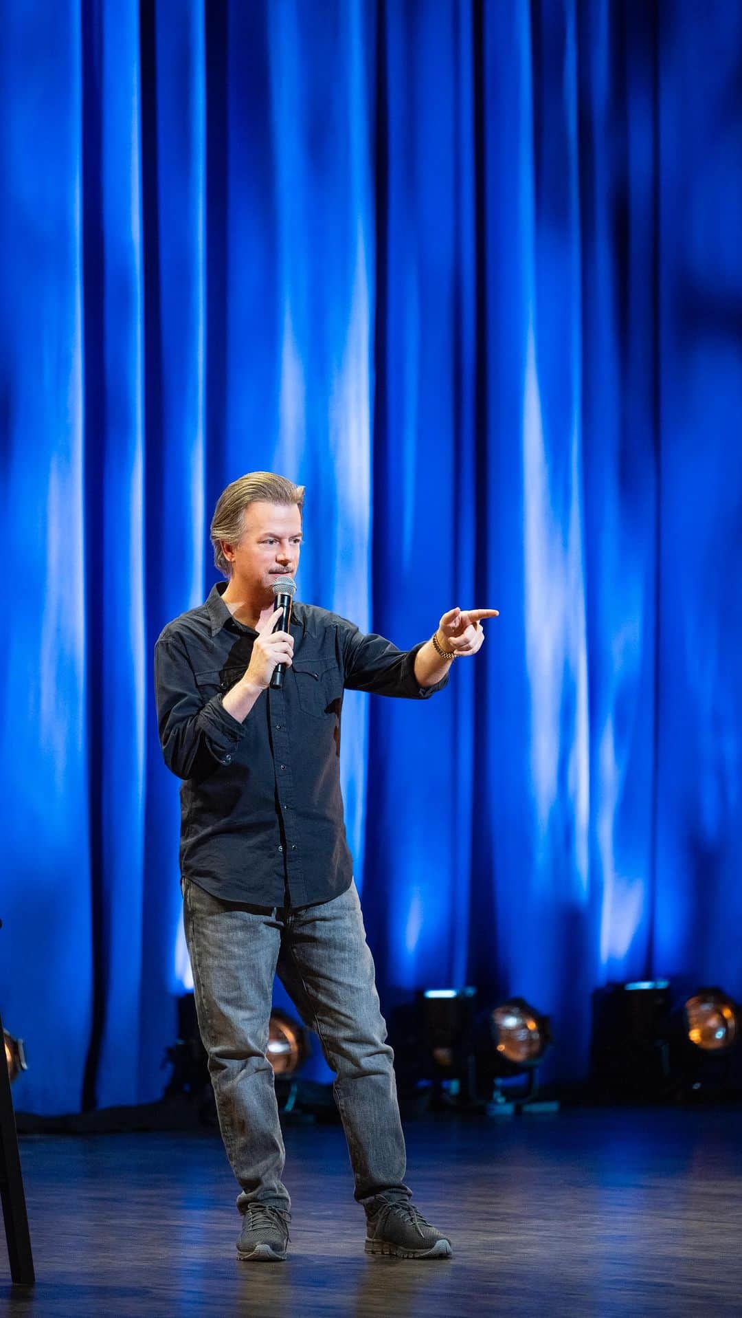 デヴィッド・スペードのインスタグラム：「Another clip from the #Netflix Special #NothingPersonal Do you act cool when offered drugs?」
