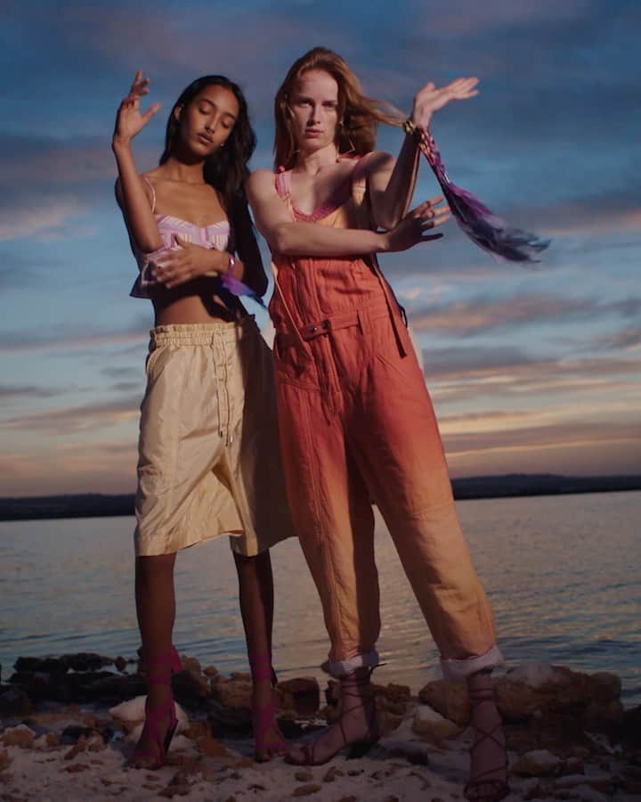 イザベルマランのインスタグラム：「Facing the natural elements. @mona_tougaard and @riannevanrompaey embody the #IsabelMarantSS22 collection. Discover all the looks by following the link in bio.   Video by @harleyweir    #IsabelMarant」