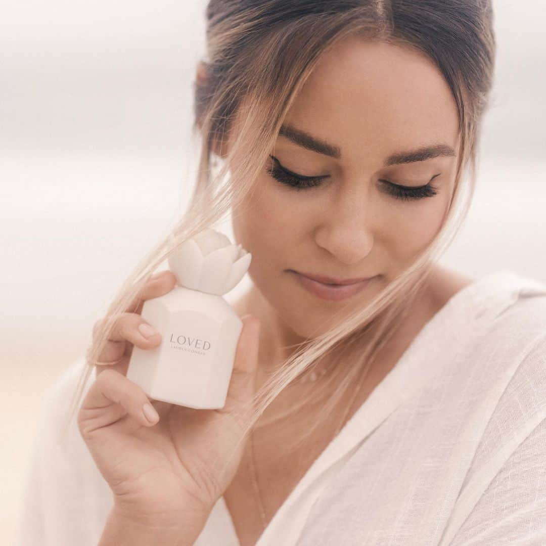 ローレン・コンラッドのインスタグラム：「I’m very excited to introduce you to something I’ve been working on for years… my first fragrance, LOVED by Lauren Conrad. Inspired by the sureness of touch and the strength of time spent together, LOVED is a familiar floral scent, designed to be the perfect gift for anyone you love, including yourself. I hope you love it as much as I do 🤍 Link in bio x」