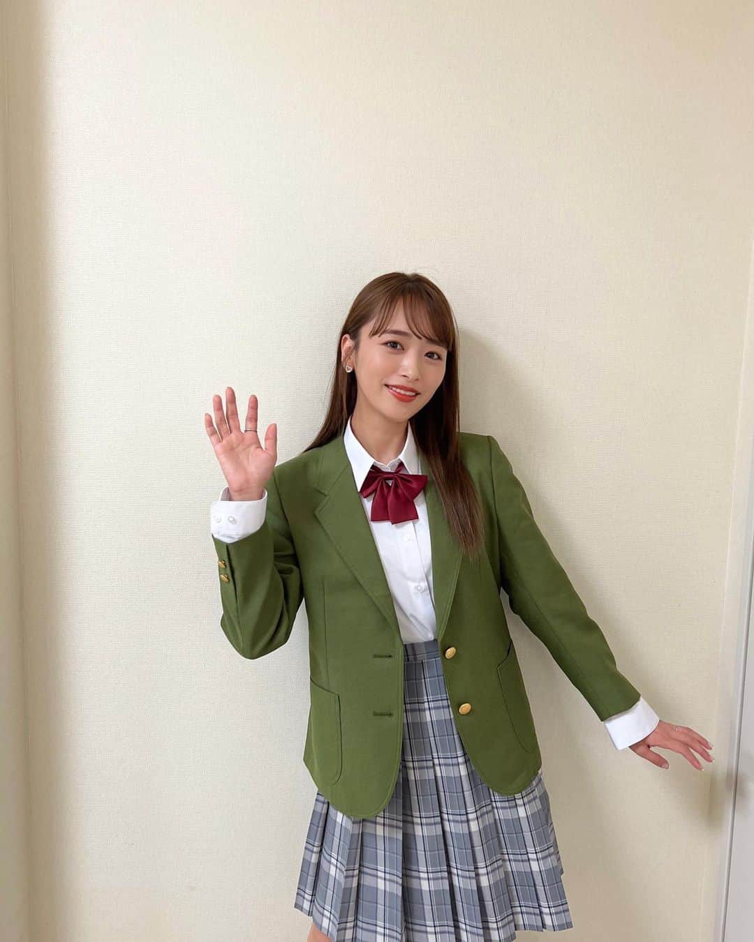 近藤千尋のインスタグラム：「おはようございます☀笑  番組の企画で 制服を着させていただきました🤣🤣 #呼び出し先生タナカ 📺 14年ぶりのブレザーが嬉しくて 撮影会。笑🫡🫡🫡 ほんとごめんなさい。笑  今って、なんのソックスが 学生は流行ってるのかな⁉️💕笑 私の時代は紺ソックスでした🥰  今日はスロイジ生放送みてね📺❤️❤️」