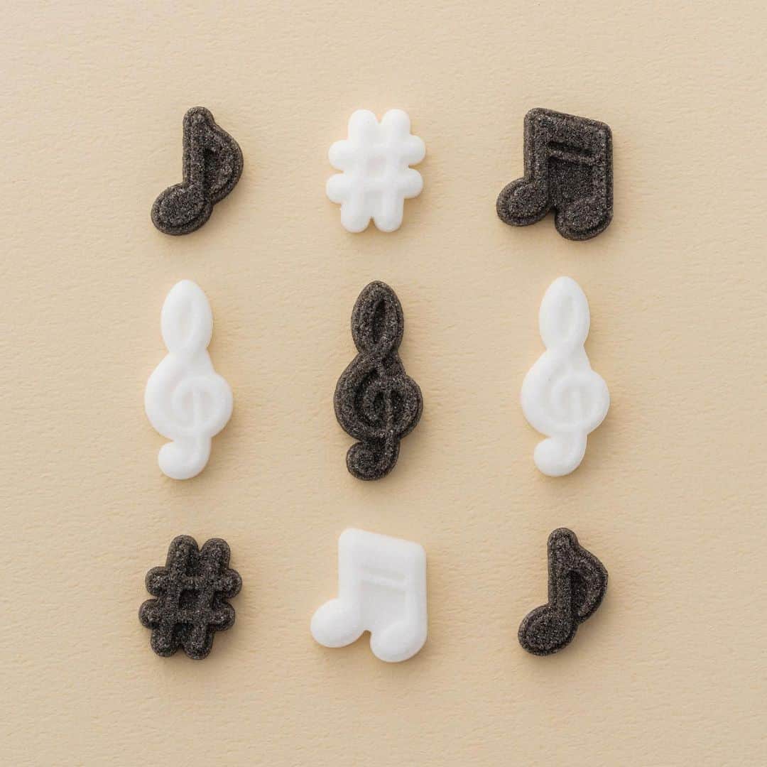 Komayaのインスタグラム：「五線譜の上を踊る音楽記号のお砂糖 . 【ト音記号、♬：約1.0g/粒】 【＃：約0.8g/粒】 【♪：約0.6g/粒】 . #物語のある砂糖#砂糖#角砂糖#お砂糖菓子#コーヒーと一緒に#音楽#音符#ト音記号#音楽のある生活#楽譜#music」