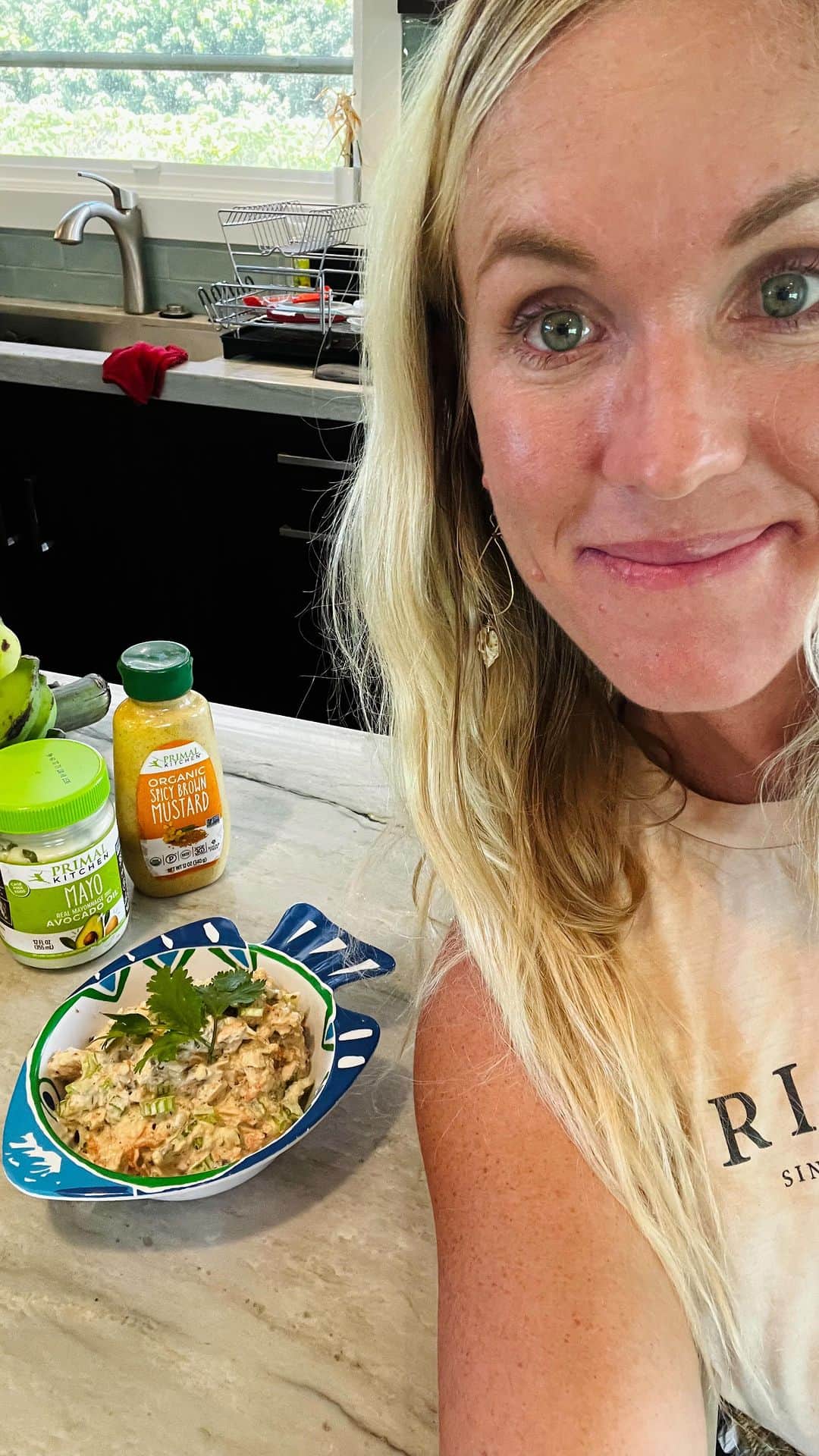Bethany Hamiltonのインスタグラム：「#sponsored Adam, Micah and I in the kitchen today with another go-to recipe we make pretty frequently in our household - three fish salad! This is our take on tuna salad that is really easy to prepare. We just use whatever fresh we have on hand and the boys like it!  1 can of tuna 1 can of salmon 1 can of sardines (All wild & sustainably caught if possible!)  1/2 cup of Primal Kitchen Mayo 2 Tbsp of Primal Kitchen Spicy Brown Mustard 1 shredded carrot 4 sticks of celery chopped 1 cucumber chopped 1/2 cup of sweet relish 1/2 cup of plain yogurt Cilantro optional Add salt if needed  Combine all the ingredients in a large bowl and stir till everything is evenly mixed and the fish is all shredded up. Enjoy as a sandwich, on a cracker, cucumber slides or even by the spoonful! @primalkitchenfoods #bethanystylehealth #primalkitchen #biggerbite」