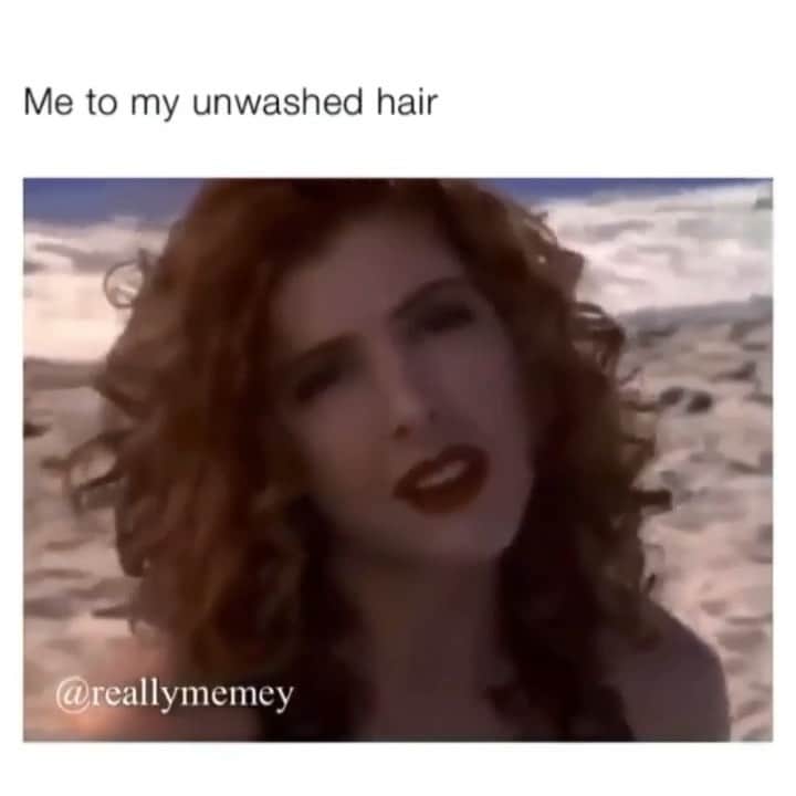 ミンディ・カリングのインスタグラム：「Stages of my unwashed hair: 1. Crunchy 2. Stringy  3. Starts to smell biological  4. Kid in your house asks why you look so bad   via @mytherapistsays @reallymemey」