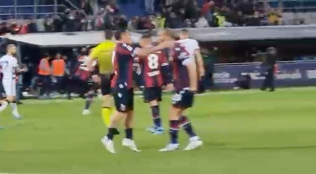 ロレンツォ・デ・シルヴェストリのインスタグラム：「EMOZIONI! ❤️💙 #BolognaInter」
