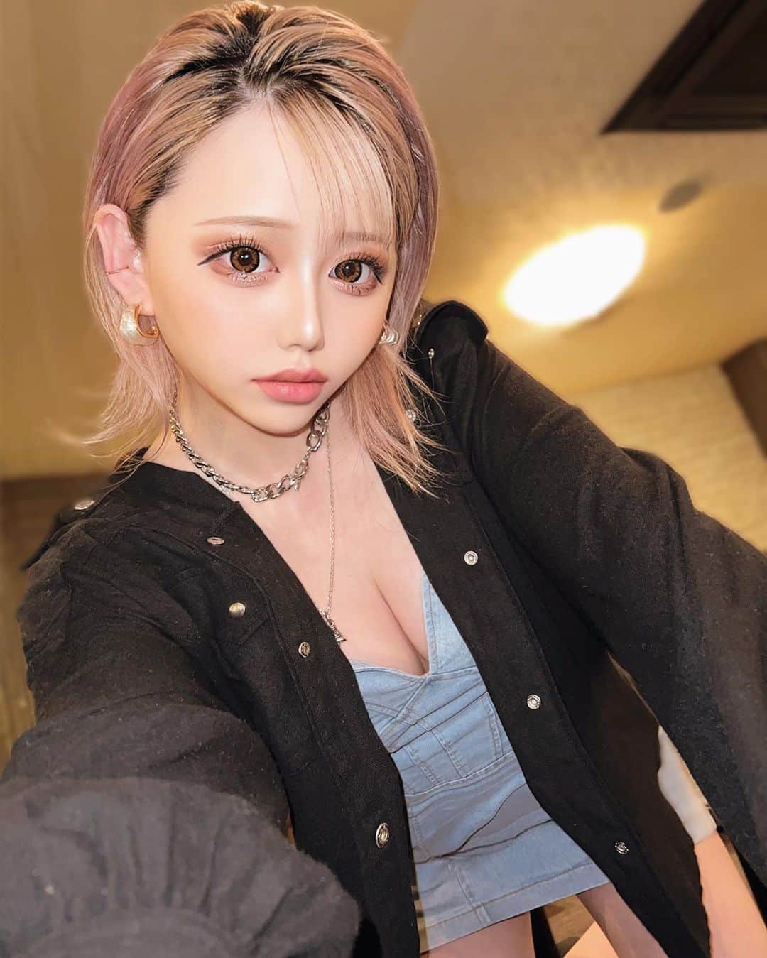 のインスタグラム：「ウエヨリシタハ  え、何の話？  朝だねー。眠たいねー。 お願いだから少しの間折れないで（笑） 直し疲れたわ└( 'Д')┘ｱﾞｱﾞｱﾞｱﾞｱﾞ  #ネイル#セルフネイル#ジェルネイル #デニムワンピース #anap   ． . ． ． ． ． ． ． ． ． ． ． ． ． ． ． ． ． ． ． ． ．  #キャバ嬢#静岡キャバ#ニュークラブ#ニュークラ #一ノ瀬さやか#귀여워#モデル#Instamodel#model #likeforlike#Instalike#Instafashion#ポートレート  #ギャル#ダイエット#銀座#港区#北新地#大阪#中洲 #プチプラコーデ#海外トレンド#韓国 #服好きな人と繋がりたい #美容好きな人と繋がりたい」