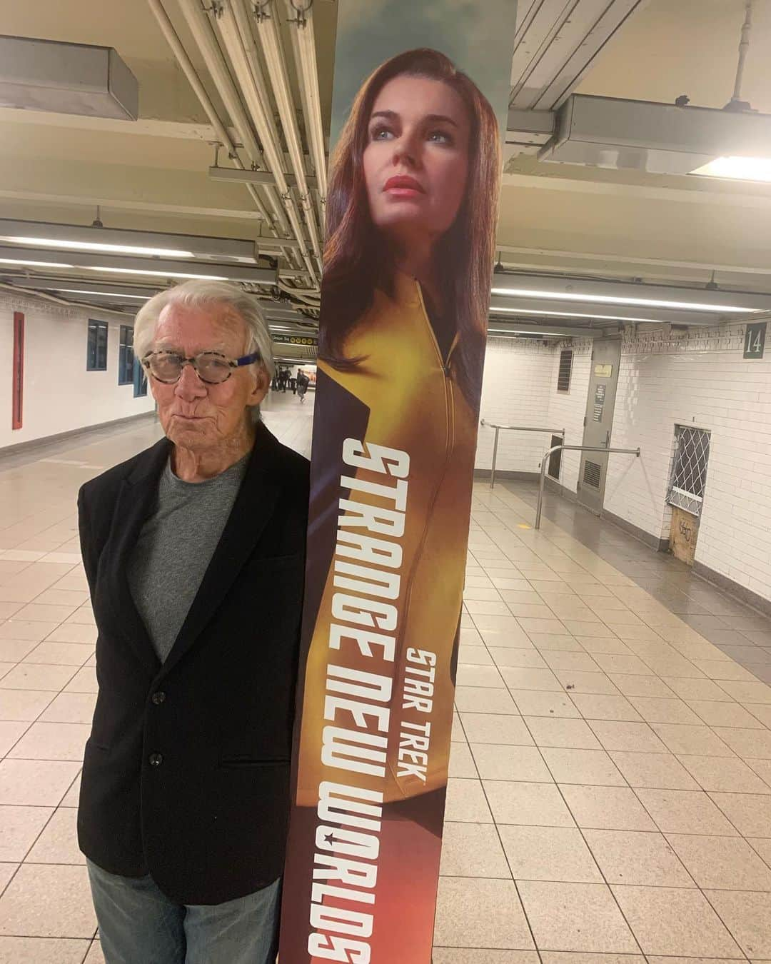 レベッカ・ローミンさんのインスタグラム写真 - (レベッカ・ローミンInstagram)「This is my adorable father-in-law. He stood here in the NY subway for 3hrs and told everyone who passed, that his daughter-in-law, Number One, serves on the Enterprise @startrekonpplus #strangenewworlds」4月28日 7時34分 - rebeccaromijn