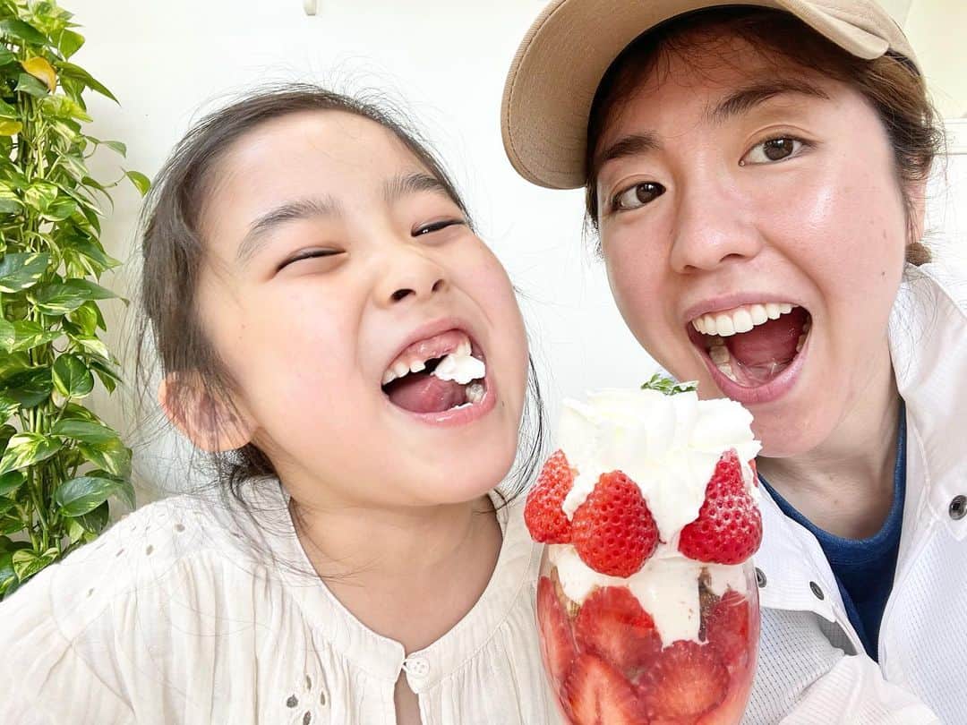 のインスタグラム：「. デート♡  歯抜けバーちゃん😂😂😂  #姪っ子 #癒し #デート #福岡 #帰省 #いちごパフェ」