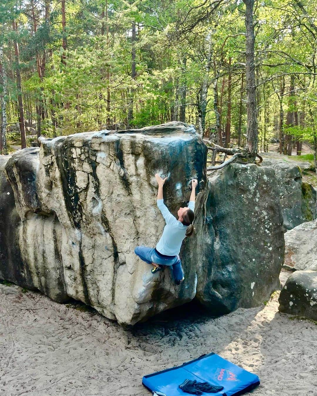 モニカ・レッツィーのインスタグラム：「Real crimps ❤️ finally I feel confident enough to hold some smaller holds again.   #stepbystep #stillnobiceps  #noplacetoofar #scarpaclimb #wearemarmot #itsgreatoutthere   Motivation 🤗 @dominik.ret  @marmot_mountain_europe @scarpa_de」