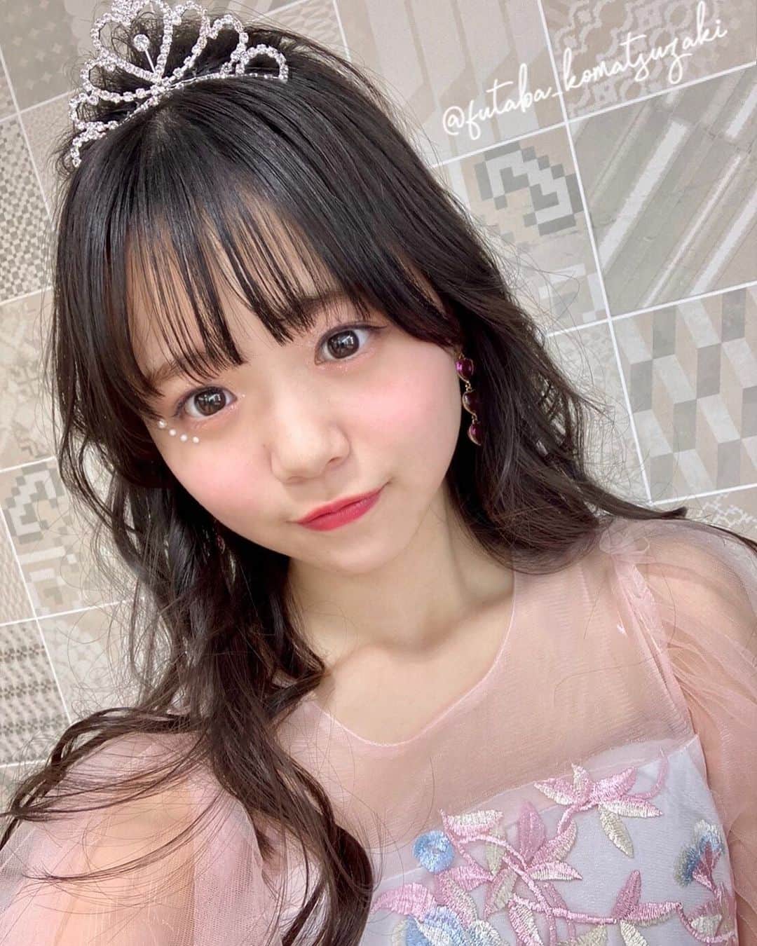 のインスタグラム：「🌱  ニコ☆プチ6月号オフショット📸 卒業企画ではキラキラなメイクをしてもらいました💖ティアラもキラキラ✨　 ♡ ♡ ♡ #キラキラメイク #ティアラ #ニコプチ #プチモ #小松崎ふたば #🌱」