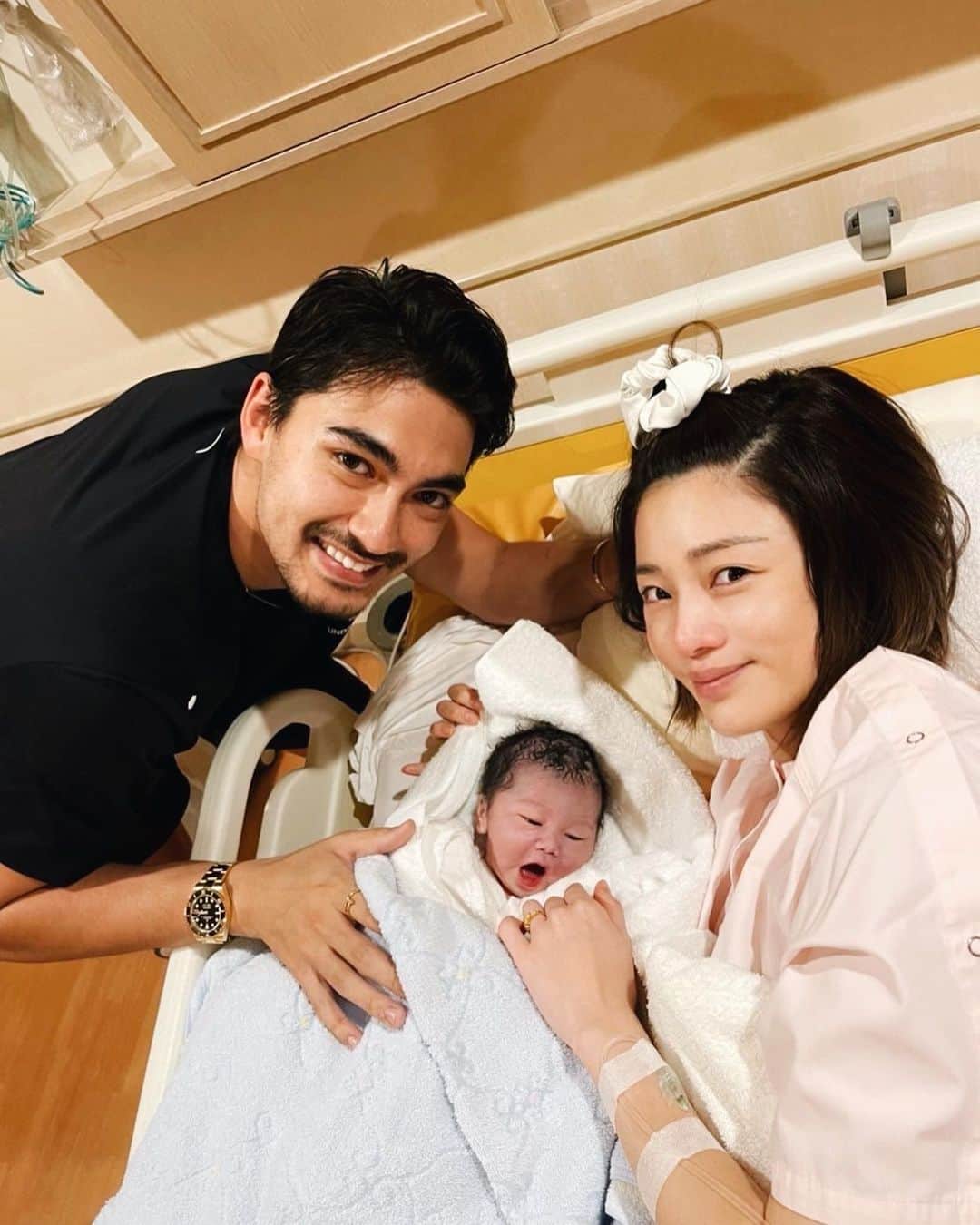 石倉ノアのインスタグラム：「応援してくださる皆様へ。 3180gの元気な息子が産まれました。  聖南も息子も頑張ってくれて、今は母子共に健康です。 出産の時、祈ることと側にいてやれることしかできなくて無力感でいっぱいやった。  聖南が命をかけて産んでくれた息子をかかえたときは感動とともに、この子を一生守る。と思ったよ。 聖南今はゆっくり休んで家事はまかせて😂  沢山車の話して、キャンプして、格闘技しような笑  今後とも私達家族を宜しくお願い致します👦🏻」