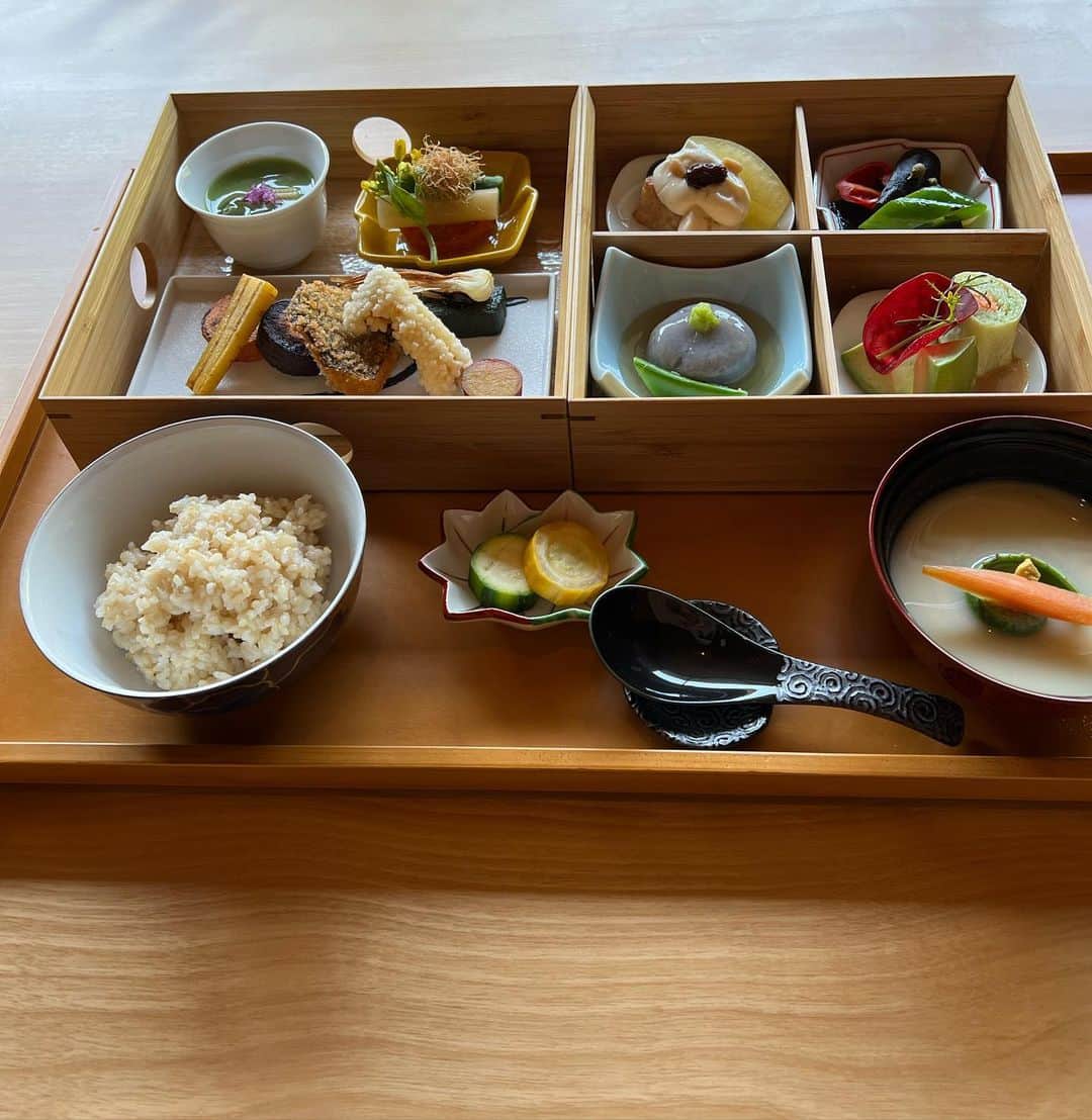 RIKACOさんのインスタグラム写真 - (RIKACOInstagram)「in 京都 @hotel_the_mitsui_kyoto  落ち着いたラグジュアリーホテル vegan弁当やveganアフタヌーンティーが期間限定で食べれるよー ☺️☺️☺️☺️☺️☺️ もー楽しくて美味しくて素敵😘 #healthyfood  #healthylifestyle  #organicfood  #これからの未来 #サスティナブルダイニング フードの監修には @brownrice_tokyo ❤️」4月28日 17時44分 - rikaco_official