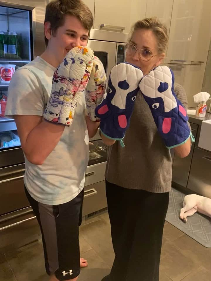 シャロン・ストーンのインスタグラム：「Working it out in the kitchen w Laird 💕🥰」