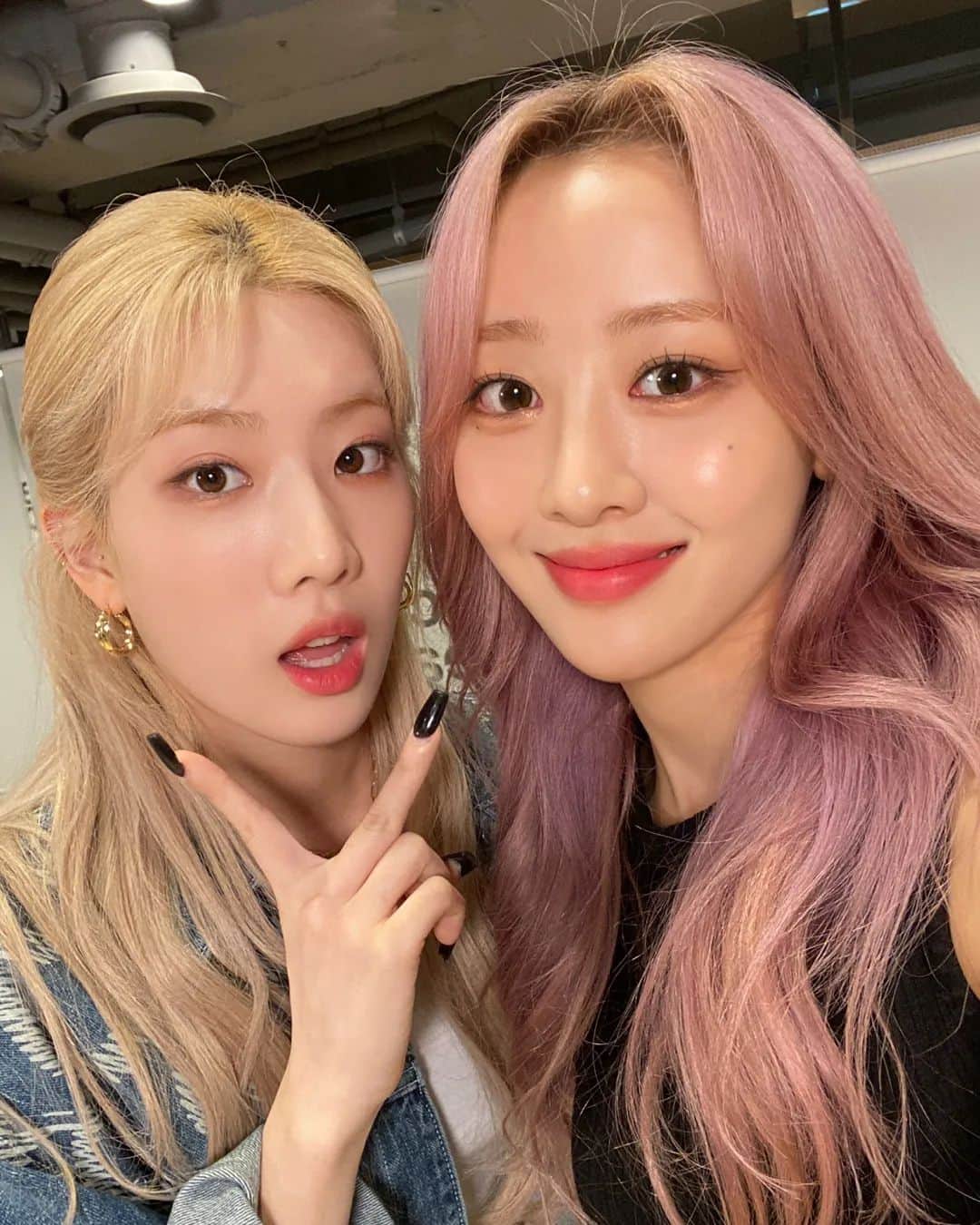 今月の少女のインスタグラム：「🦢 [#이브 / #Yves] 난 그저 조용히 셀카를 찍고 싶었어…🫠  I just wanted to take a selfie silently…🫠  #이달의소녀 #LOONA」