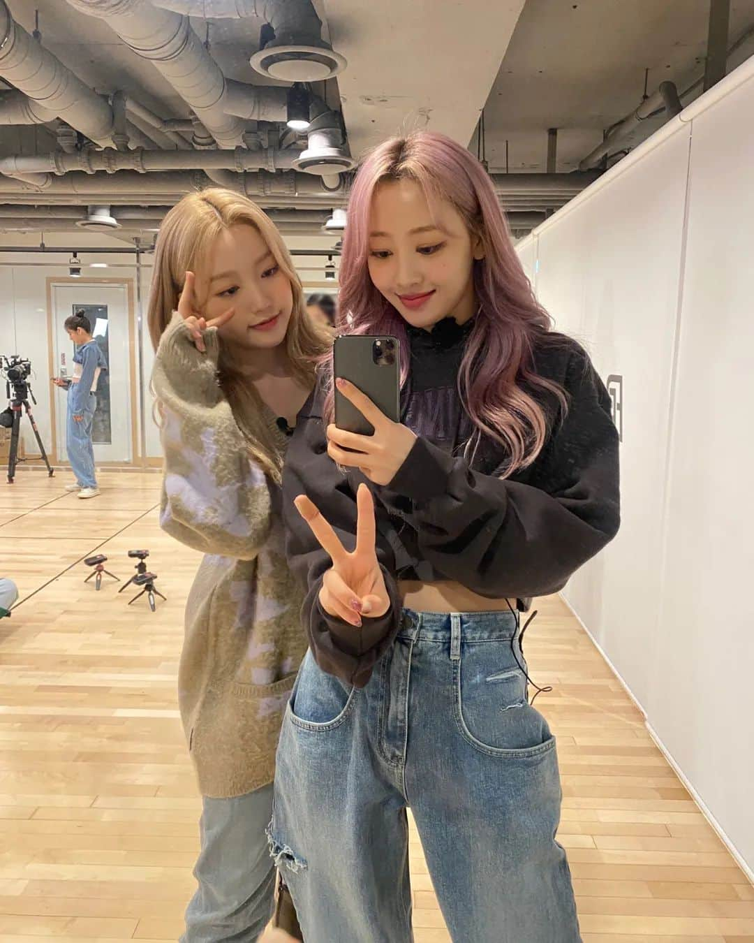 今月の少女さんのインスタグラム写真 - (今月の少女Instagram)「🦢 [#이브 / #Yves] 난 그저 조용히 셀카를 찍고 싶었어…🫠  I just wanted to take a selfie silently…🫠  #이달의소녀 #LOONA」4月28日 18時25分 - loonatheworld