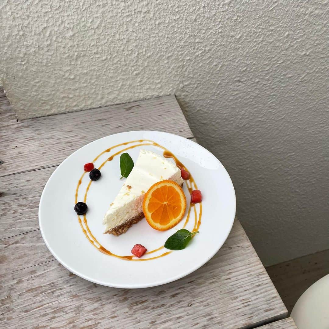 杉浦みずきのインスタグラム：「. 雨に濡れるレアチーズケーキ」