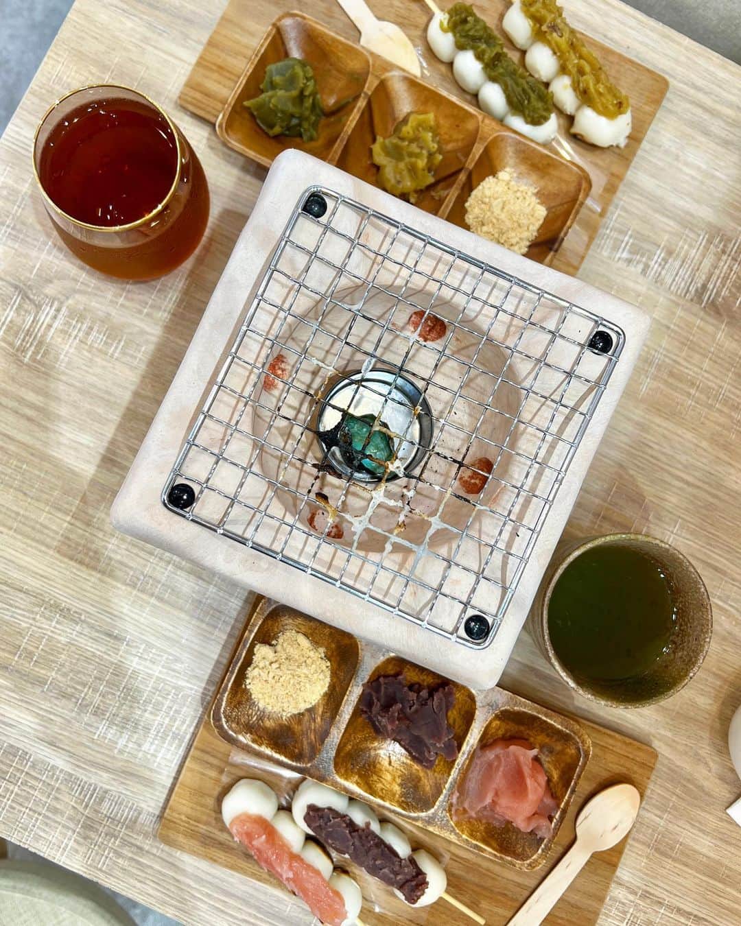 佐藤瀬奈さんのインスタグラム写真 - (佐藤瀬奈Instagram)「⠀ 東京大神宮のすぐ向かいにある和カフェで お団子の手焼き体験してきたよ🥰 香ばしくて中はもちもちで 最高に美味しかった〜🍡♡⠀ ⠀ 餡もこしあん、狭山茶、いちご、栗とたくさん選べて 贅沢すぎる🥺❣️⠀ 見た目も可愛くて幸せでした🤤⠀ ・ ・ ・ #飯田橋カフェ #ありおりはべりいまそかり  #東京大神宮 #手焼き体験 #東京カフェ#和カフェ」4月28日 18時37分 - senapuu