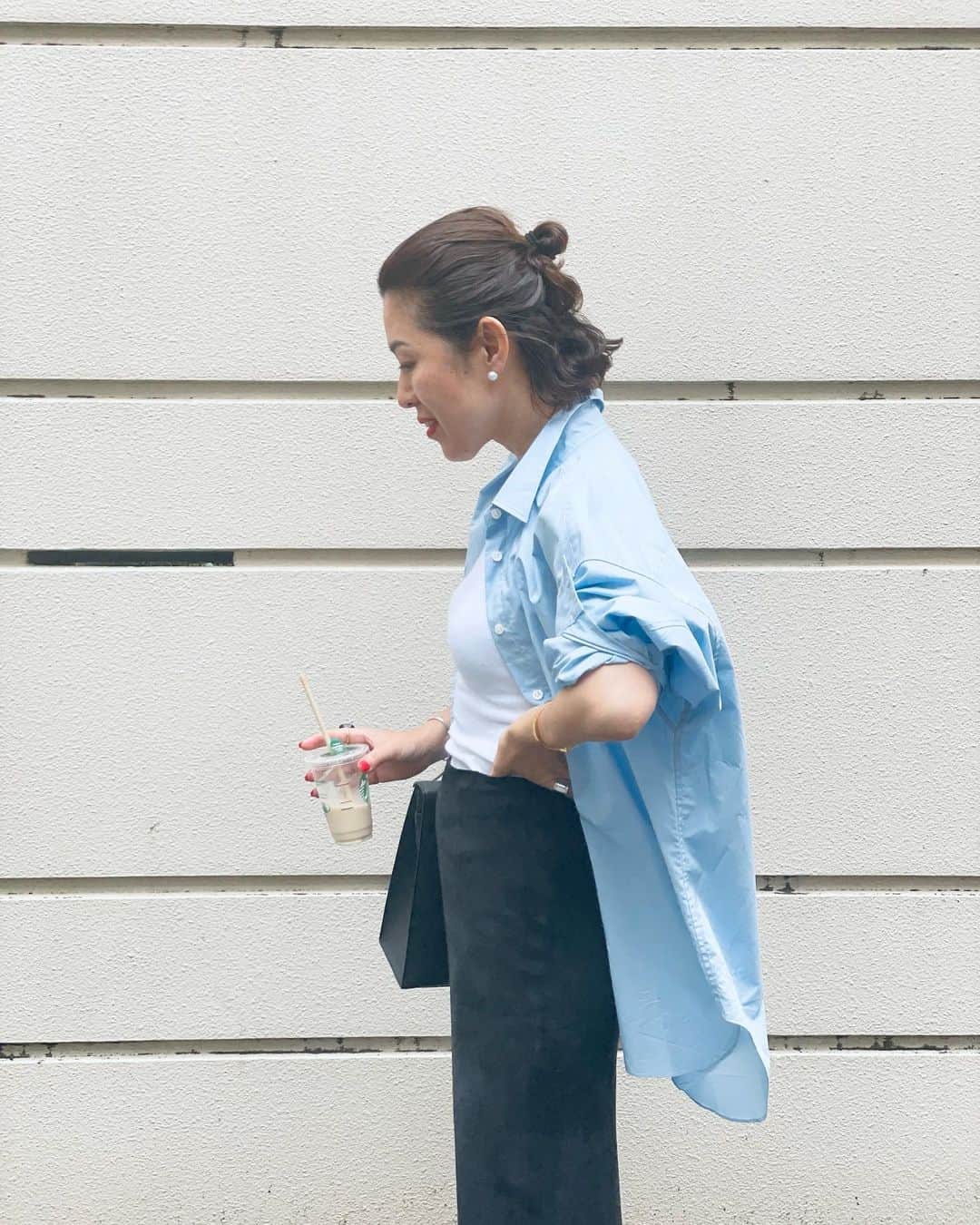 のインスタグラム：「おはよう☀わあい、GWが始まる❗️みなさまの予定は？ 私は遊ぶように働いたり、本当に遊んだり😁🤔  東京から離れるタイミングもあるから、晴れ☀️ると良いなあ✨ 楽しいGWを💚 @amarc_official  #haunt #drawer #apstudio #hermes #ビッグサイズのブルー #１枚で着ても羽織っても #やっぱりシャツが好き #スカートはスウェードです #ずいぶん前に買いました #今日は20時から @cadune_official  @story_love40 で #インスタライブです💚💙」