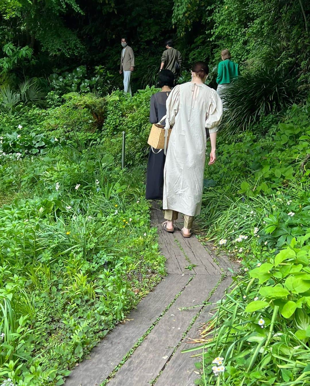 香菜子さんのインスタグラム写真 - (香菜子Instagram)「鎌倉にあるレストラン 古我邸さん　@kogatei_restaurant が5月25日から アフタヌーンティーを始めるそうでお披露目を兼ねたアフタヌーンティーのご招待をいただき出かけてきました。 鎌倉は大学時代からよく訪れていた場所（サボって、小田急を降りずに片瀬江ノ島まで行き、そこから江ノ電で鎌倉まで、をわりと頻繁に。えへ。） なのに 知らなかった。こんなに素敵な場所。駅からすぐなのに裏には山があり、緑に囲まれた場所。 そして何より気がいい！ この場所に身を置くだけで気持ちいい。 そんな場所でのアフタヌーンティー。 目に美しく、そして意外な組み合わせの食材（柑橘とよもぎ、とか口に入れた瞬間の驚きも楽しい！）  同じテーブルでは 山藤陽子さん　@heights_yokoyamafuji  と 山葉子ちゃん @yoko_yama1202  （ヤマ・ヤマ・ヨーココンビ😆） 写真を撮りあったり、たくさんお話ししたり。 アフタヌーンティーの後は普段は非公開の二階や、裏山ツアーも見せていただきました。  お誘いくださった春美さん @haruhamiru  ありがとうございます。」4月28日 10時41分 - kanako.lotaproduct